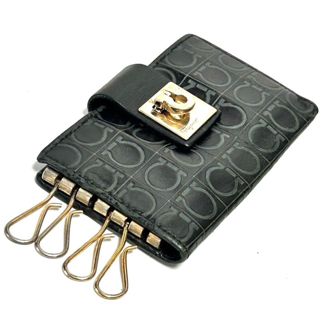 フェラガモ Salvatore Ferragamo キーケース 二つ折り 221285 ブラック黒 ゴールド金具 本革 レザー 中古Bランク