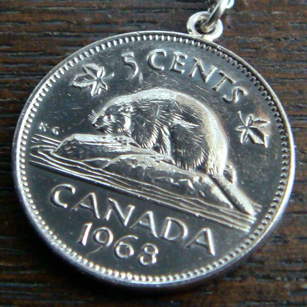 かわいらしいビーバーが特徴のカナダ5セント《1957年〜1978年》バースイヤーコインチャーム　5セント【カナダ】
