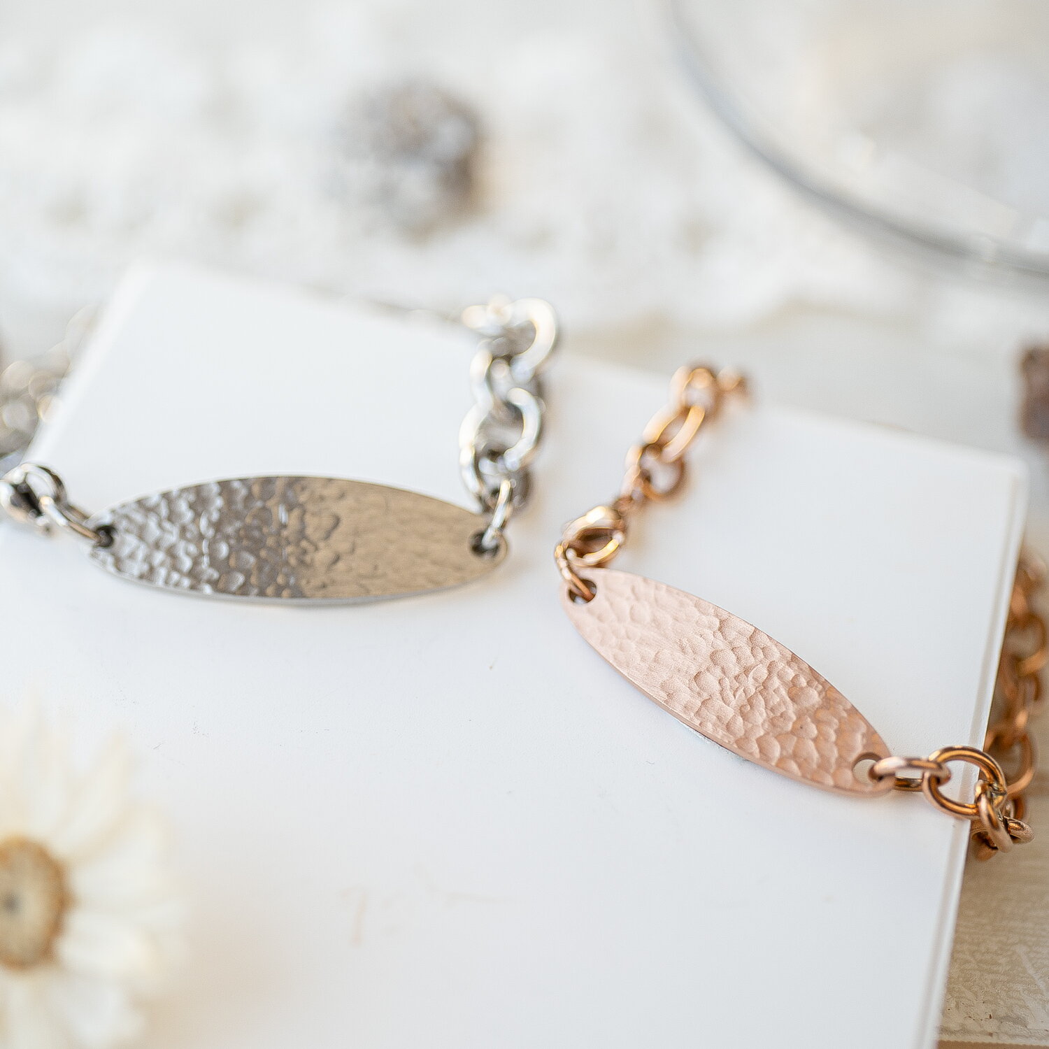 傷つきにくい 黒ずまない 錆びない つけっぱなしOK ビッグ・オーバル テクスチャープレートのペアブレスレット イニシャル・記念日彫刻 klb068 ペアアクセ...