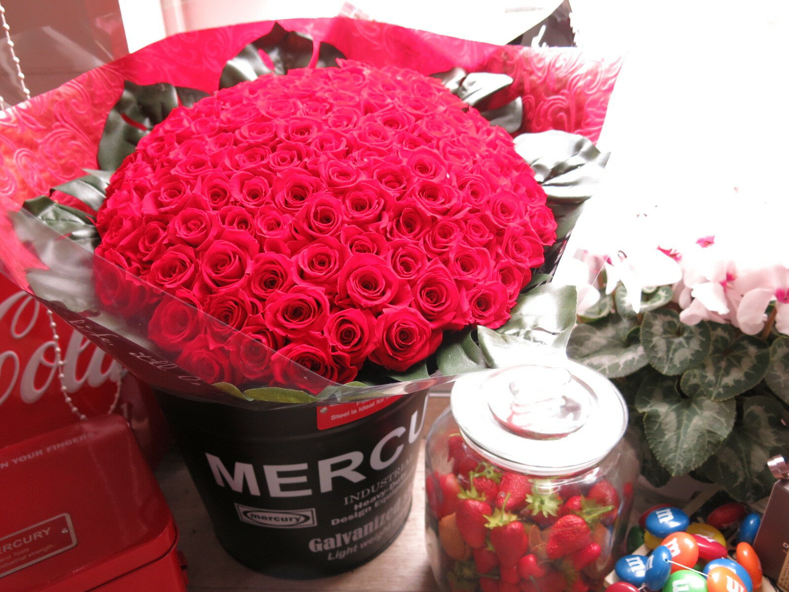 赤バラ 101本 プリザーブドフラワー 赤バラ 花束 赤バラ101本使用 プリザーブドフラワー 花束 枯れずにいつまでもキレイな赤バラ ブリキバケツ付き◆誕生日プレゼント・成人祝い・記念日の贈り物におすすめのフラワーギフト 3