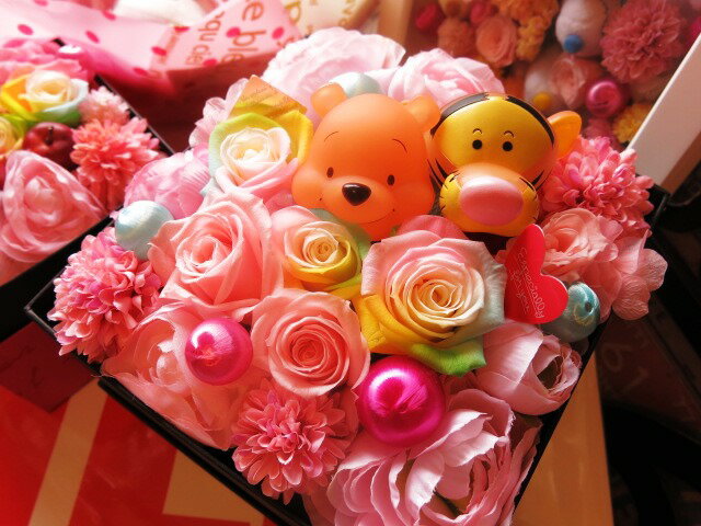 爆売り ディズニー プーさん フレンズ フラワーギフト 箱を開けてサプライズ プーさん入り ボックス レインボーローズプリザーブドフラワー入り フラワーガーデンリーブス Www Malvestiti Com