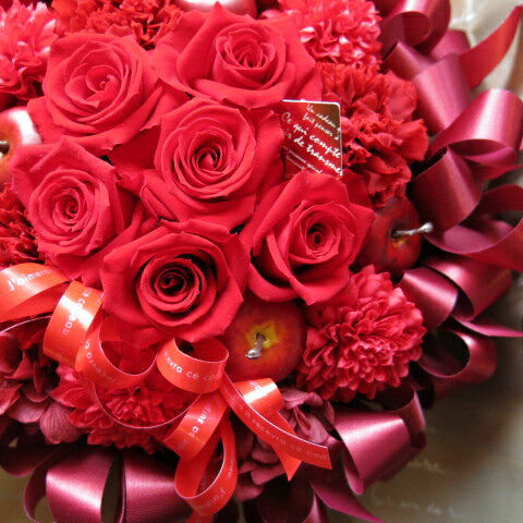 還暦祝いプレゼント　フラワーギフト 赤いお花いっぱい　フラワーギフト　 花　プリザーブドフラワー 還暦祝い・誕生日プレゼント 記念日のプレゼントにピッタリ！ おすすめのフラワーギフトです。 季節や仕入れの関係上、お花の種類・ 色など異なる場合がございます。 サイズ約30cm ※ラッピングも含んだ大きさです　 ◆お客様のご用途にあわせて デコレーション・ラッピング致します ラッピングしてのお届けとなります　 ◆写真はイメージです 商品詳細 使用花材 プリザーブドフラワー、バラ、あじさい等 その他アートフラワー系 サイズ 上記記載参考下さい 注意点 プリザーブドフラワーですので、 お水をあげないでください。 メッセージカード 備考欄にご入力ください お間違えのないようお買い求めください こちらの商品は プリザーブドフラワーの商品となります お間違えのないようお買い求めください 返品・交換はできませんので、 ご了承下さい。 お問い合わせ 商品に関しましてご質問などございましたら、 お気軽に052-601-4888まで お問い合わせ下さい誕生日プレゼント　フラワーギフト　プリザーブドフラワー　 還暦祝いプレゼント　花♪ 誕生日プレゼント　結婚式贈呈花にもおすすめ♪ 還暦祝いプレゼント　フラワーギフト 赤いお花いっぱい　フラワーギフト　 花　プリザーブドフラワー 還暦祝い・誕生日プレゼント 記念日のプレゼントにピッタリ！ おすすめのフラワーギフトです。 季節や仕入れの関係上、お花の種類・ 色など異なる場合がございます。 サイズ約30cm ※ラッピングも含んだ大きさです　 ◆お客様のご用途にあわせて デコレーション・ラッピング致します ラッピングしてのお届けとなります　 ◆写真はイメージです