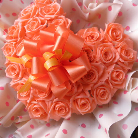 結婚祝い　プレゼント　フラワーギフトハート　フラワーギフト　　 ハート　プリザーブドフラワー 気持ちが伝わる　ハートver ラブリー&キュートな ハート　プリザーブドフラワー ◆プリザーブドフラワーとは… 造花とは違い、本物のバラなどの生花に特殊加工を施し 水やりをしなくても長期間、 美しく楽しむことができる魔法のお花です （安心・枯れたり・萎れたりいたしません♪） ◆ご希望の色などございまいたらお気軽にお問合せ下さい 　　 誕生日プレゼント 結婚祝いのプレゼントにピッタリ！ おすすめのフラワーギフトです。 季節や仕入れの関係上・リボン お花の種類など異なる場合がございます 。 サイズ約30cm ※ラッピングも含んだ大きさです　 ◆お客様のご用途にあわせて デコレーション・ラッピング致します ラッピングしてのお届けとなります ◆写真はイメージです 商品詳細 使用花材 プリザーブドフラワー、バラ、あじさい等 サイズ 上記記載参考下さい 注意点 プリザーブドフラワー入りギフトですので、 お水をあげないでください。 メッセージカード 備考欄にご入力ください お間違えのないようお買い求めください こちらの商品は プリザーブドフラワーの商品となります お間違えのないようお買い求めください 返品・交換はできませんので、 ご了承下さい。 お問い合わせ 商品に関しましてご質問などございましたら、 お気軽に052-601-4888まで お問い合わせ下さいワクワク感・ドキドキ感いっぱいのフラワーギフト♪ 誕生日プレゼント　結婚祝いプレゼントにおすすめ♪ 　プリザーブドフラワーなのでそのままの美しさで長期間飾って頂けます 結婚祝い　プレゼント　フラワーギフト ハート　フラワーギフト　　 ハート　プリザーブドフラワー 気持ちが伝わる　ハートver ラブリー&キュートな ハート　プリザーブドフラワー ◆プリザーブドフラワーとは… 造花とは違い、本物のバラなどの生花に特殊加工を施し 水やりをしなくても長期間、 美しく楽しむことができる魔法のお花です （安心・枯れたり・萎れたりいたしません♪） ◆ご希望の色などございまいたらお気軽にお問合せ下さい 　　 誕生日プレゼント 結婚祝いのプレゼントにピッタリ！ おすすめのフラワーギフトです。 季節や仕入れの関係上・リボン お花の種類など異なる場合がございます 。 サイズ約30cm ※ラッピングも含んだ大きさです　 ◆お客様のご用途にあわせて デコレーション・ラッピング致します ラッピングしてのお届けとなります ◆写真はイメージです