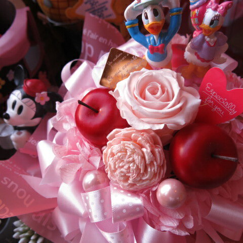 ディズニー　フラワーギフト ドナルド　デージー バースデーB 花　プリザーブドフラワー プリザーブドフラワー入り フラワーギフト　ケース付き♪ ◆プリザーブドフラワーとは… 造花とは違い、本物のバラなどの生花に特殊加工を施し 水やりをしなくても長期間、 美しく楽しむことができる魔法のお花です （安心・枯れたり・萎れたりいたしません♪） 誕生日プレゼント・告白♪ 記念日のプレゼントにピッタリ！ おすすめのフラワーギフトです。 季節や仕入れの関係上、お花の種類・ 色など異なる場合がございます。　 ◆アートフラワー系も使用致します ケースサイズ約20cm ◆お客様のご用途にあわせて デコレーション・ラッピング致します ◆ラッピングしてのお届けとなります ◆写真はイメージです 商品詳細 使用花材 プリザーブドフラワー、バラ、あじさい等 その他アートフラワー系 サイズ 上記記載参考下さい 注意点 プリザーブドフラワー入りギフトですので、 お水をあげないでください。 メッセージカード 備考欄にご入力ください お間違えのないようお買い求めください こちらの商品は プリザーブドフラワー入りの商品となります お間違えのないようお買い求めください 返品・交換はできませんので、 ご了承下さい。 お問い合わせ 商品に関しましてご質問などございましたら、 お気軽に052-601-4888まで お問い合わせ下さいディズニー　フラワーギフト ドナルド　デージー バースデーA　 花　プリザーブドフラワー プリザーブドフラワー入り フラワーギフト　ケース付き♪ ◆プリザーブドフラワーとは… 造花とは違い、本物のバラなどの生花に特殊加工を施し 水やりをしなくても長期間、 美しく楽しむことができる魔法のお花です （安心・枯れたり・萎れたりいたしません♪） 誕生日プレゼント・告白♪ 記念日のプレゼントにピッタリ！ おすすめのフラワーギフトです。 季節や仕入れの関係上、お花の種類・ 色など異なる場合がございます。　 ◆アートフラワー系も使用致します ケースサイズ約20cm ◆お客様のご用途にあわせて デコレーション・ラッピング致します ◆ラッピングしてのお届けとなります ◆写真はイメージです