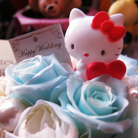 母の日 キティ入り 花束風 水色バラ キティ プリザーブドフラワー ケース付き ◆結婚祝い・記念日の贈り物におすすめのフラワーギフト キティカラーはおまかせ 2