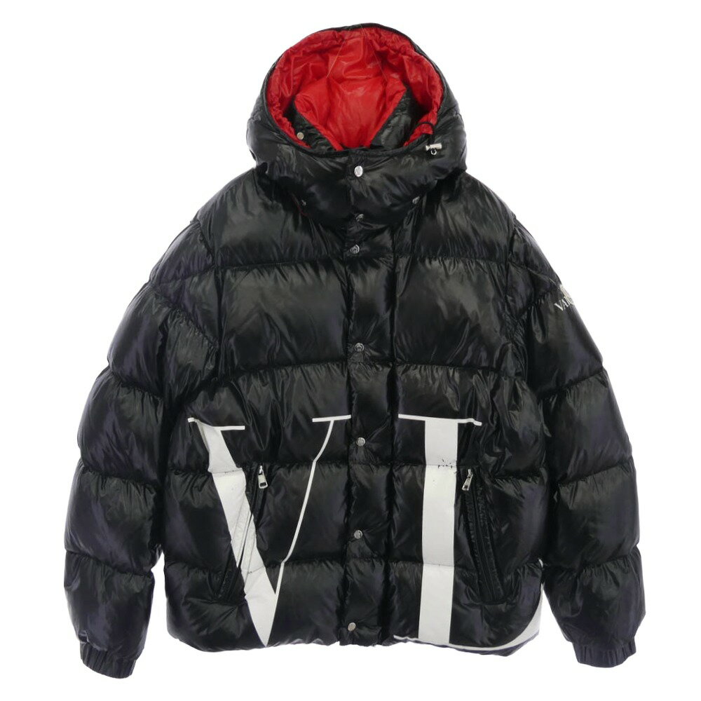 商品情報 ブランド名MONCLER（モンクレール） 商品名 18-19AW QV0CN00ACUX × VALENTINO ヴァレンティノ VLTNロゴ ダウン ジャケット カラーブラック系 素材ナイロン 表記サイズ48 実寸サイズ 肩幅：約48cm着丈：約66cm身幅：約57cm袖丈：約65cm 付属品 なし 状態について 弊社基準より全体的に中古品としての使用感・着用感が見られる商品です。お品によっては汚れ、ダメージなどが見受けられる場合がございます。特記事項をご確認の上お買い求め下さいませ。 特記事項 ※表面のアルファベットロゴにプリント剥げが見受けられます。※使用に伴う使用感、傷擦れ、素材特有の毛羽立ち、生地アタリ、汚れ、ほつれなどはございます。中古商材にご不安な方、完璧な商品状態をお求めの方はお控え下さい。　 商品状態 NU 新古品(特別な記載が無い商品については店頭展示品 SS 未着用・もしくは数回のみ着用の新品同様の商品 S 数回程度の着用感・使用感のほとんど見られない商品 A 着用感のさほど感じられない状態の良好な商品 B 若干の使用感があり商品によっては若干のダメージがある商品 C 目立つ着用感・ダメージ・汚れ等がある商品 >>同じブランドの商品を見る >>同じカテゴリの商品を見る 商品管理番号：5k06442dm0220ra02必ずお読み下さい 当店の商品は、全て中古品となっております。一部「新古品」「未使用」などの記載のある商品がございますが、ほとんどの商品が一般のお客様からお買取りしたお品物でございますので、保管状態等により新品同様の品質で無い場合もございます。 可能な限り詳細な状態を記載出来るよう努めておりますが、中古品の性質上、記載しきれない微細な汚れやダメージがある場合がございます。 貴金属類は、保管時の黒ずみ、くすみ、キズ、等が付いている場合がございます。 衣類やその他商品は保管時の傷擦れ、薄い汚れ、毛羽立ちなどが付いている場合がございます。 指輪・リングはデザインのおおよその中心部分をリング棒で計測していますが誤差がある場合がございます。 付属品欄に記載がない場合は基本的に付属品はございません。画像に写っているものが全てになります。 状態ランクは商品本体の状態を示しております。保存袋や外箱等の付属品の状態は含まれません。 掲載画像はモニター環境により異なって見える場合がございます。