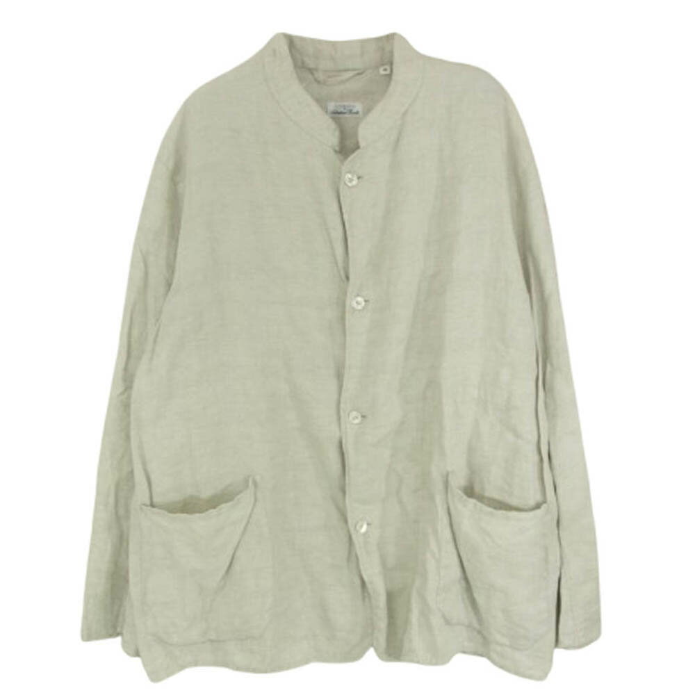 商品情報 ブランド名COMOLI（コモリ） 商品名 21SS T01-01010 ×Salvatore Piccolo サルヴァトーレ ピッコロ リネンヘリンボーン スタンドカラー ジャケット カラーオフホワイト系 素材麻・リネン/生産国イタリア 表記サイズ46 実寸サイズ 肩幅：約49.5cm着丈：約72cm身幅：約62cm袖丈：約60cm 付属品 なし 状態について 弊社基準より全体的に中古品としての使用感・着用感が見られる商品です。お品によっては汚れ、ダメージなどが見受けられる場合がございます。特記事項をご確認の上お買い求め下さいませ。 特記事項 ※使用に伴う使用感、傷擦れ、素材特有の毛羽立ち、生地アタリ、汚れ、ほつれなどはございます。中古商材にご不安な方、完璧な商品状態をお求めの方はお控え下さい。　 商品状態 NU 新古品(特別な記載が無い商品については店頭展示品 SS 未着用・もしくは数回のみ着用の新品同様の商品 S 数回程度の着用感・使用感のほとんど見られない商品 A 着用感のさほど感じられない状態の良好な商品 B 若干の使用感があり商品によっては若干のダメージがある商品 C 目立つ着用感・ダメージ・汚れ等がある商品 >>同じブランドの商品を見る >>同じカテゴリの商品を見る 商品管理番号：5j12010kn0068ia41必ずお読み下さい 当店の商品は、全て中古品となっております。一部「新古品」「未使用」などの記載のある商品がございますが、ほとんどの商品が一般のお客様からお買取りしたお品物でございますので、保管状態等により新品同様の品質で無い場合もございます。 可能な限り詳細な状態を記載出来るよう努めておりますが、中古品の性質上、記載しきれない微細な汚れやダメージがある場合がございます。 貴金属類は、保管時の黒ずみ、くすみ、キズ、等が付いている場合がございます。 衣類やその他商品は保管時の傷擦れ、薄い汚れ、毛羽立ちなどが付いている場合がございます。 指輪・リングはデザインのおおよその中心部分をリング棒で計測していますが誤差がある場合がございます。 付属品欄に記載がない場合は基本的に付属品はございません。画像に写っているものが全てになります。 状態ランクは商品本体の状態を示しております。保存袋や外箱等の付属品の状態は含まれません。 掲載画像はモニター環境により異なって見える場合がございます。