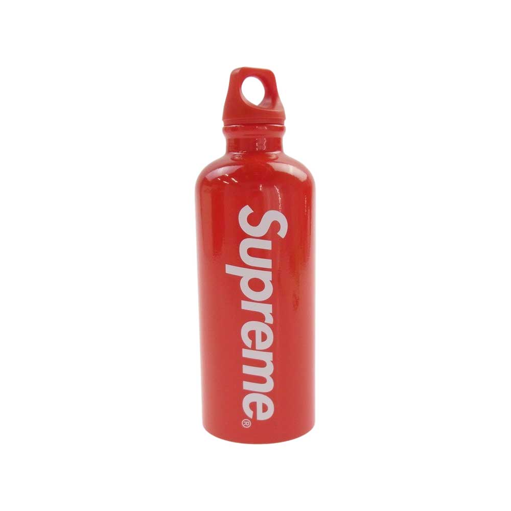 商品情報 ブランド名Supreme（シュプリーム） 商品名 18SS × SIGG シグ Traveller 0.6L Water Bottle トラベラーウォーター ボトル カラーレッド系 素材アルミ 実寸サイズ 約22.0cm x ～7.0cmボトル外周：約23.0cm 付属品 ブランドタグ 状態について 弊社基準より新品未使用と判断したお品です。新古品扱いとなるため、保管・陳列時の薄い汚れやスレなど微細な状態変化が見られる場合がございます。 特記事項 商品状態 NU 新古品(特別な記載が無い商品については店頭展示品 SS 未着用・もしくは数回のみ着用の新品同様の商品 S 数回程度の着用感・使用感のほとんど見られない商品 A 着用感のさほど感じられない状態の良好な商品 B 若干の使用感があり商品によっては若干のダメージがある商品 C 目立つ着用感・ダメージ・汚れ等がある商品 >>同じブランドの商品を見る >>同じカテゴリの商品を見る 商品管理番号：3h17211nm0019ia77必ずお読み下さい 当店の商品は、全て中古品となっております。一部「新古品」「未使用」などの記載のある商品がございますが、ほとんどの商品が一般のお客様からお買取りしたお品物でございますので、保管状態等により新品同様の品質で無い場合もございます。 可能な限り詳細な状態を記載出来るよう努めておりますが、中古品の性質上、記載しきれない微細な汚れやダメージがある場合がございます。 貴金属類は、保管時の黒ずみ、くすみ、キズ、等が付いている場合がございます。 衣類やその他商品は保管時の傷擦れ、薄い汚れ、毛羽立ちなどが付いている場合がございます。 指輪・リングはデザインのおおよその中心部分をリング棒で計測していますが誤差がある場合がございます。 付属品欄に記載がない場合は基本的に付属品はございません。画像に写っているものが全てになります。 状態ランクは商品本体の状態を示しております。保存袋や外箱等の付属品の状態は含まれません。 掲載画像はモニター環境により異なって見える場合がございます。