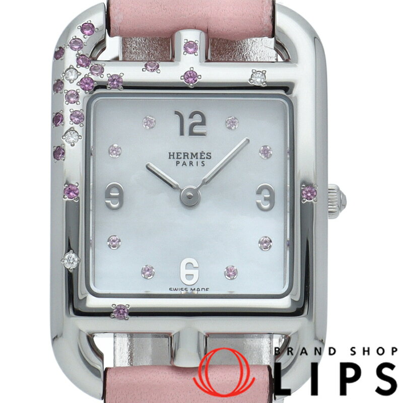 商品番号 2000147233500536 ブランド HERMES (エルメス) 商品名 ケープコッド レディース時計 ダイヤ ピンクサファイア シェル 商品名(英) Cape Cod 型　番 CC1.233 素　材 SS/革 ケース素材 ステンレス ベルト素材 レザー ムーブメント クォーツ 重　量 23.0g ケース径(H) 約31mm ケース径(W) 約23mm 文字盤 ホワイトシェル 保証内容 自社3ヶ月保証 メンテナンス 仕上げ済 程　度 SAランク 参考定価 656,700円 商品説明 エルメスの時計シリーズの中でも安定した人気を誇る「ケープコッド」。シンプルなデザインながら上品な雰囲気が漂う1本。デイリーウォッチにもオススメです。 商品状態 極美品。バンドの状態は未使用に近いです。