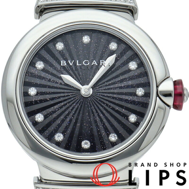 商品番号 2000085233500436 ブランド BVLGARI (ブルガリ) 商品名 ルチェア ウォッチ 28mm ダイヤラグ 12Pダイヤ アベンチュリン 商品名(英) Lvcea 型　番 LU28S/103617 素　材 SS/革 ケース素材 ステンレス ベルト素材 アリゲーター ムーブメント クォーツ 重　量 28.4g ケース径(H) 約28mm ケース径(W) 約28mm 文字盤 ブルー 保証書日付 2023年12月 付属品 箱 保証書 保証内容 自社3ヶ月保証 程　度 SAランク 参考定価 880,000円 商品説明 セルペンティからインスピレーションを受け、より日常使いにもお使い頂けるようなデザインになった「ルチェア」シリーズ。2014年から発売され、リューズにつけられたカボションカットのピンクストーンが特徴的です。LU28S/103617。 商品状態 未使用に近い美品。バンドの状態は未使用に近いです。