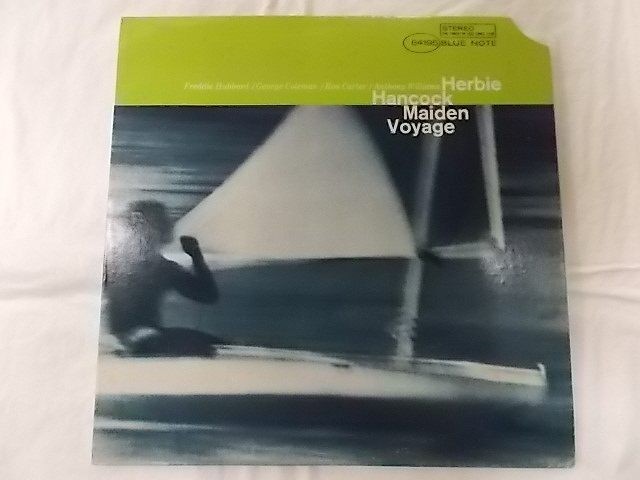 【中古レコード/US盤/ブルーノート/カットアウト盤：ハービーハンコック/Maiden Voyage】 （コンディション） ●盤：スレあるも概ね良好（中古ですので多少はご了承ください） ●ジャケット：シミ汚れ傷みあり ●内袋：あり ●撮影の関係で若干の色合いの違いはご了承ださい。 ★★商品は画像にあるものがすべてです。 ●商品コンディション等すべて主観です。御入札の際には、中古商品という性質を御理解頂けますよう、宜しく御願い致します。