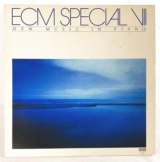 中古レコード 国内盤 帯(ダメージあり 切れ端のみ) ディスコグラフィー付ECMスペシャル7 ニューミュージックインピアノ品番 PA-4017（コンディション）盤：状態良好（目視確認のみで再生確認はしていません。また再生補償はできかねます。）ジャケット：シミ汚れあり帯：ダメージあり、切れ端のみディスコグラフィー：焼けシミ汚れあり内袋：あり撮影上の関係で少々の色合いの違いがある場合がございます。商品は説明にあるものが全てです。商品コンディション等すべて主観です。中古商品という性質を御理解頂けますよう、よろしく御願い致します。