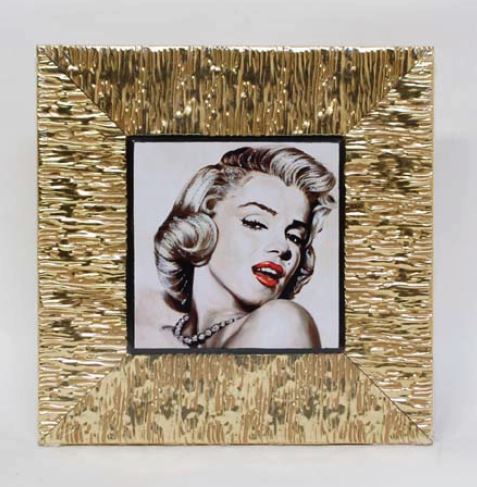 イタリアの有名な額縁工房から直輸入された、美しい「マリリン モンロー （Marilyn Monroe）」のアートフレームです。 スクリーンで見る愛らしい姿が鑑賞できます。 高級感あるフレームで豪華な印象。 輝くエレガントなアクセント装飾も大...