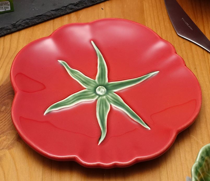 【メーカー直送品：宅配便発送（代引× 後払× 同梱× ラッピング× 対応不可）】 ポルトガルを代表する世界的な陶器ブランド、「ボルダロ・ピニェイロ」社の楽しい食器です。 鮮やかな赤が楽しいトマトシリーズで、深い赤にへたのグリーンがアクセントになっています。 テーブルの上が楽しくなります。 その繊細さ、色彩の鮮やかさ、そして豊かな表現は、世界一流メーカーの名に恥じないものです。 使いやすいサイズの皿で、実用性抜群。 皆様のアイディアで様々にお使い頂けるでしょう。 BORDALLO PINHEIRO(ボルダロ ピニェイロ)社： ポルトガルに本社を置く1884年開窯の陶磁器メーカーで、同国を代表するブランドのひとつ。 リスボンにはボルダロ社の作品を集めた美術館もあり、世界中にファンを持つブランドとなっています。 サイズ:幅16cm 奥行き15.5cm　高さ1.5cm 通常宅急便(お玄関渡し)梱包サイズ 60cmサイズ ★商品写真はサンプル商品を撮影したものです★ 柄の出方や色合いなど、仕上がり具合に若干の個体差がございますので掲載写真は 「全体的な商品イメージ」 としてお考え下さい。 インターネット上の写真では、実物の色や質感までを完全に表現することができません。 「写真のイメージと違う」という理由でのクレームはご遠慮下さい。【送料について】注文前でもお見積いたしますのでお問い合わせ下さい ★ [沖縄県・北海道・九州・離島地域] は送料無料サービスの対象外です、「送料無料」の表記があっても別途送料がかかりますので受注後にお知らせいたします。 ★複数品のご注文、当店送料表適用外の送料（直送・別送、大型品、設置付などの特別配送）など、ショッピングカートで自動計算できない送料は受注後にお知らせいたします。