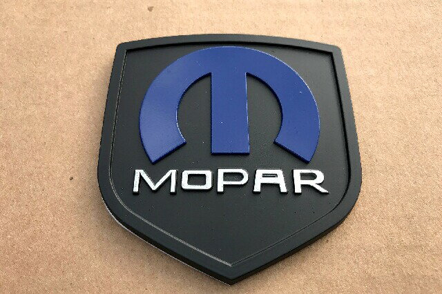 送料無料　モパー　金属製　シールド　エンブレム 　MOPAR　EMBLEM　両面テープ付き　クライスラー　ダッジ　グランドボイジャー　ボイジャー　PTクルーザー