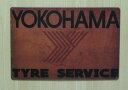 送料無料 ヨコハマタイヤ 金属製 メタルサインプレート タイヤ YOKOHAMA TYRE SERVICE 横浜タイヤ 看板 ブリキ アンティーク ガレージ インテリア 広告 カフェ 店舗備品