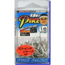 スローピッチジャーク、ロングフォールジャークとライトタックルでのスロージギングを世に送り出した佐藤統洋氏がパイクをチューン！スロージギングテクニックに順応し、パイクの性能をベースに更に魚が掛かりやすい鈎先角度にチューニング。積極的な底物、根魚狙いにもこの鈎先角度が根掛かりを防ぎつつ確実にターゲットを捕えます。 ●佐藤統洋がパイクにチューンを施し、究極の貫通力、保持力を実現。 ●スロージギングテクニックに順応し、底物狙いに最適な根掛かりしづらく確実に掛かるポイント角度。 ●ファーストベント部の強度UPに加え、口切れ等のバレを防ぐCF加工を更に強化。 ●力のかかる2つのカーブへの強化平打ち加工により軸強度が更にUP。 ●バレを防ぐため、バーブ部を大きく設定。 ●サビに強い高耐食スズメッキ＆アクアブロック処理採用。 ●サイズ#1/0 ●数量（50個） ●サイズ#2/0 ●数量（40個） ●サイズ#3/0 ●数量（30個）