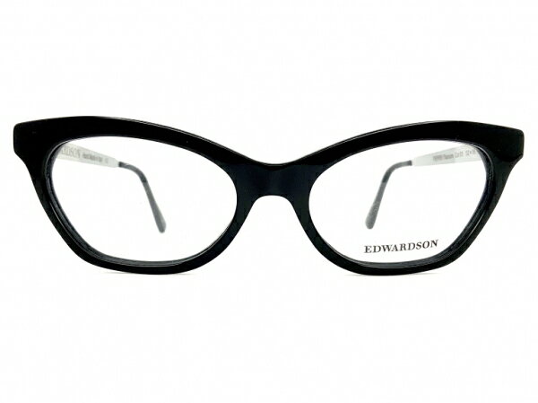 ブランド【エドワードソンアイウェア Edwardson Eyewear】についてEdwardson Eyewearは、ジュネーブを拠点とするデザイナー、エドワード・ボレによって2016年に立ち上げられたアイウェアブランド。デザイナーEdouardは、アイウェアの愛好家一家に育ち、有名ブランドBoll?の創始者である彼の祖父Robert Boll?からアイウェアの技術習得。厳選した素材と熟練した職人の手により作られた時代を超越したデザインと妥協のない品質が特徴的です。商品説明スイス、ジュネーブを拠点とするデザイナー、エドワード・ボレによる、新鋭アイウェアブランドEdwardson EyewearのPEPPER TITANIUMです。Boll?の創始者であり、彼の祖父のRobert Boll?から技術を習得しています。厳選した素材と、熟練の職人技によって作られる、オーセンティックで美しいフレームは時代を超える逸品です。参考定価：レンズ横幅：52mm状態：SD 表記についてレンズ縦幅：33mmカラー：ブラックレンズ間鼻幅：18mmフレーム材質：コンビネーションフレーム（メタル＆セル）フレーム正面全体幅：134mmフレーム種類：フォックスフレーム耳かけ部分：145mmフレーム重量：レンズ装着時 22g付属レンズ：デモレンズ(使用のためのレンズでなく、交換を前提としたもの）レンズカーブ：4付属ケース：当店オリジナルケース※お値段はフレームのみのお値段になります。特にレンズのご注文が無い限り、付属レンズ欄に表記させていただいてますレンズでお送りさせていただきます。付属レンズに「度なしのカラーレンズ」「度なしのクリアレンズ」と表記されているものはそのままお使いいただけます。「デモレンズ（展示用レンズ）」は刻印などがあり、そのままでは使用できません。仮に刻印などが入っていなくとも、まったくコーティングなど入っていない、あくまで展示用のレンズですので、新たにレンズを作成されることをお勧めいたします。「レンズ無し」「度入りのクリアレンズ」「度入りのカラーレンズ」と書いてあるものは、当店もしくは、お近くのメガネ屋さんで、ご自身にあったお度数でレンズを作成ください。「度入りのクリアレンズ」「度入りのカラーレンズ」は前のオーナーの方のお度数ですので、必ずご自身にあったお度数でレンズを作成ください。※カラー名の表記は一般的な名称のカラー名になります。メーカー表記のカラー名が分かる場合は、メーカー表記のカラー名を表記しております。※撮影と照明の関係でメガネが汚れて見えることがございますが、しっかりとメンテナンス（修理、加工、超音波洗浄、バフ研磨）済みです。鼻パッドは消耗品ですので、特殊なモデルを除き、交換できるものは新品に交換しております（その際の鼻バッドは各ブランドのものではなく汎用品になります）。※お求め頂いたメガネはいつでも無料でフィッティング可能です。ネジ交換などアフターケアも行わせていただいておりますので、ご安心してご購入くださいませ。