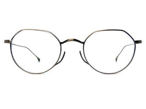 ブランド【カメマンネン Kame ManNen】についてカメマンネン（Kame ManNen）は1917年創業、日本の福井・鯖江で生産される老舗眼鏡ブランド。木村菊次郎氏によるメッキ工場から始まり、戦後「末永く愛用できるフレームを」という理念のもと誕生。名前は「鶴は千年 亀は万年」に由来し、丈夫さと長寿を象徴しています。世界初の量産型チタンフレームを手掛けた実績を持ち、熟練職人の精巧なメタルワークとシンプルでクラシックなデザインが特徴。小ぶりな丸眼鏡を代表とし、掛け心地や耐久性へのこだわりも高い評価を得ています。商品説明KameManNen（カメマンネン）の歴史は、1917年に福井市で創設されたメッキ工場「木村製作所」から始まります。戦後には鯖江を拠点とする眼鏡工場へと発展し、その自社ブランドとして「カメマンネン」が誕生しました。ブランド名には、創業者・木村菊次郎氏の「丈夫で末永く愛用できる眼鏡を作りたい」という思いが込められ、ことわざの「鶴は千年、亀は万年」にちなんで名付けられています。1981年にはチタンを用いた眼鏡フレームの生産に世界で初めて成功。100年以上にわたって培われてきた金属加工技術を背景に、現在も福井県鯖江市で、長く使うことのできる眼鏡を追求しています。KMN 7310は、伝統的なクラウンパントのフォルムに、カメマンネンらしい繊細なメタルワークを組み合わせたモデルです。サイズは44□22-143、レンズ天地幅40mm。小ぶりなレンズシェイプの上部を直線的に切り取ったクラウンパントは、丸眼鏡の柔らかさを残しながら、上部のラインによって目元を程よく引き締める形です。レンズ幅44mmとコンパクトですが、天地幅は40mm確保されているため、単純に小さな丸眼鏡という印象にはなりません。直線と曲線がひとつのフロントの中で組み合わされた、クラウンパントらしい輪郭をしっかりと楽しめます。オリジナルのKMN 7310は、チタン製のメタルリムの内側にインナーセルを組み合わせたコンビネーションフレームです。外側のメタル部分には細かな意匠が施され、シンプルな金属フレームとは異なる表情を持たせています。正面からは繊細なクラウンパントとして見えますが、近くで眺めると金属部分の細かな加工が現れる。大きな装飾を加えるのではなく、リムや各パーツそのものへ細かな仕事を加えるところに、カメマンネンらしいものづくりが感じられます。鼻元には金属製のノーズパッドを採用。テンプルエンドにもブランドを象徴する亀をモチーフとしたディテールが配され、正面からはほとんど見えない部分まで丁寧に作り込まれています。カラーは「AG/GRN」。本来はアンティーク調のメタルカラーに、グリーンのインナーセルを組み合わせた仕様です。落ち着いた金属色の内側からグリーンが覗くことで、クラシックなフレームの中にさりげない色彩を加えたカラーリングとなっています。ただし、**こちらの商品は本来装着されているグリーンのインナーセルを取り外した状態です。**そのため、オリジナルのAG/GRNとは外観が異なり、現在はクラウンパントを描く細身のメタルラインがより直接的に見える仕様となっています。インナーセルがないことで、オリジナルよりもすっきりとしたメタルフレームとしての印象が強くなっています。伝統的なクラウンパントに、細かなメタルワークとチタンによる繊細な構造を組み合わせたKMN 7310。今回の商品はインナーセルを取り外したことで本来のデザインとは異なりますが、その分、金属の輪郭やクラウンパントのシェイプがよりストレートに現れています。オリジナルの仕様との違いも含めて楽しんでいただきたい、日本製の一本です。参考定価：51,700円レンズ横幅：44mm状態：W 表記についてレンズ縦幅：40mmカラー：ゴールドレンズ間鼻幅：22mmフレーム材質：チタンフレーム正面全体幅：126mmフレーム種類：ボストンフレーム耳かけ部分：143mmフレーム重量：レンズ装着時 13g付属レンズ：デモレンズ(使用のためのレンズでなく、交換を前提としたもの）レンズカーブ：3付属ケース：当店オリジナルケース状態追記本来、飾りのインナーセルの入ったコンビネーションフレームモデルになりますが、インナーセルを取り去った状態です。オリジナルデザインとは異なる状態ですが、使用上の問題は全くございません。また、使用されるネジは本来、マイナスネジですが、プラスネジに変更しています。※お値段はフレームのみのお値段になります。特にレンズのご注文が無い限り、付属レンズ欄に表記させていただいてますレンズでお送りさせていただきます。付属レンズに「度なしのカラーレンズ」「度なしのクリアレンズ」と表記されているものはそのままお使いいただけます。「デモレンズ（展示用レンズ）」は刻印などがあり、そのままでは使用できません。仮に刻印などが入っていなくとも、まったくコーティングなど入っていない、あくまで展示用のレンズですので、新たにレンズを作成されることをお勧めいたします。「レンズ無し」「度入りのクリアレンズ」「度入りのカラーレンズ」と書いてあるものは、当店もしくは、お近くのメガネ屋さんで、ご自身にあったお度数でレンズを作成ください。「度入りのクリアレンズ」「度入りのカラーレンズ」は前のオーナーの方のお度数ですので、必ずご自身にあったお度数でレンズを作成ください。※カラー名の表記は一般的な名称のカラー名になります。メーカー表記のカラー名が分かる場合は、メーカー表記のカラー名を表記しております。※撮影と照明の関係でメガネが汚れて見えることがございますが、しっかりとメンテナンス（修理、加工、超音波洗浄、バフ研磨）済みです。鼻パッドは消耗品ですので、特殊なモデルを除き、交換できるものは新品に交換しております（その際の鼻バッドは各ブランドのものではなく汎用品になります）。※お求め頂いたメガネはいつでも無料でフィッティング可能です。ネジ交換などアフターケアも行わせていただいておりますので、ご安心してご購入くださいませ。