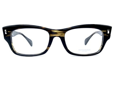 ブランド【オリバーピープルズ OLIVER PEOPLES　】についてオリバーピープルズ(OLIVER PEOPLES)は、1986年にアメリカ・ロサンゼルスでラリー・レイト、デニス・レイト兄弟とケニー・シュワルツによって創業された高級アイウェアブランド。ブランド名は、ヴィンテージメガネの受領書に記されていたサインから取られました。ヴィンテージのデザインを現代風にアレンジした独自の製品は、1980年代後半のトレンドとは一線を画し、繊細で自然な色彩が評価されています。商品説明OLIVER PEOPLES（オリバーピープルズ）は、1986年にラリー・レイト氏、弟のデニス・レイト氏、そしてケニー・シュワルツ氏によってロサンゼルスで創業されたアイウェアブランドです。ブランド誕生のきっかけとなったのは、創業者たちがオークションで手に入れたアメリカ製ヴィンテージアイウェアのコレクションでした。その中に残されていた「Oliver Peoples」と記された古い受領書からブランド名が生まれています。当時主流だった大胆な色使いや未来的なデザインとは異なり、ヴィンテージアイウェアから着想した繊細なシェイプ、自然なアセテートカラー、控えめなディテールを現代的に再構築。ブランドロゴを前面に押し出すのではなく、フレームそのものの造形や細部の意匠によって個性を表現するスタイルを築いていきました。Deacon XL-Pは、そうしたOLIVER PEOPLESらしいデザインを楽しめるオプテックジャパン（現EYEVAN）製造期のアセテートフレームです。フロントは、スクエアを基調としながら角に適度な丸みを持たせたウェリントンシェイプ。レンズ幅52mm、ブリッジ幅19mm、テンプル長147mmで、レンズ天地幅は約35mm。ややゆとりを持たせた横幅に対して天地幅を抑えることで、大ぶりになりすぎず、すっきりとしたバランスに仕上げられています。Deacon XL-Pの魅力は、オーソドックスなウェリントンをベースとしながら、アセテートの厚みやリムのラインを細かく整えているところにあります。フロントに適度な存在感を持たせつつ、輪郭を必要以上に太くしないことで、クラシックな印象と日常で掛けやすい軽快さを両立。正面だけでなく、智からテンプルへつながるラインまで端正にまとめられています。今回ご紹介するCOCO2の正式名称は「Cocobolo 2（ココボロ2）」。クリア感のあるブラウンを基調に濃淡のあるデミ柄を重ねたアセテートカラーで、単色のブラウンとは異なる複雑な表情を持っています。明るい場所では生地の透明感や柄が現れ、光量を抑えた環境では濃いブラウンとして見えるため、見る角度や光によって印象が変化します。また、アセテート生地の柄の出方には個体差があり、同じCOCO2であっても濃淡や模様の位置が完全に同一ではありません。ウェリントンという馴染みのあるシェイプだからこそ、このCocobolo 2の色合いがフレームの個性として自然に際立ちます。日本製ならではの丁寧な仕上げと、OLIVER PEOPLESが得意とするヴィンテージを背景としたウェリントンシェイプ、そして深みのあるCocobolo 2のアセテート。Deacon XL-Pは、クラシックな要素を取り入れながらも過度に装飾的にならず、ブランドらしいバランスの良さを楽しめる一本です。参考定価：レンズ横幅：52mm状態：SD 表記についてレンズ縦幅：36mmカラー：ブラウンレンズ間鼻幅：19mmフレーム材質：セル（アセテート）フレーム正面全体幅：142mmフレーム種類：ウェリントンフレーム耳かけ部分：147mmフレーム重量：レンズ装着時 35g付属レンズ：純正レンズ・ディスプレイレンズレンズカーブ：3付属ケース：当店オリジナルケース※お値段はフレームのみのお値段になります。特にレンズのご注文が無い限り、付属レンズ欄に表記させていただいてますレンズでお送りさせていただきます。付属レンズに「度なしのカラーレンズ」「度なしのクリアレンズ」と表記されているものはそのままお使いいただけます。「デモレンズ（展示用レンズ）」は刻印などがあり、そのままでは使用できません。仮に刻印などが入っていなくとも、まったくコーティングなど入っていない、あくまで展示用のレンズですので、新たにレンズを作成されることをお勧めいたします。「レンズ無し」「度入りのクリアレンズ」「度入りのカラーレンズ」と書いてあるものは、当店もしくは、お近くのメガネ屋さんで、ご自身にあったお度数でレンズを作成ください。「度入りのクリアレンズ」「度入りのカラーレンズ」は前のオーナーの方のお度数ですので、必ずご自身にあったお度数でレンズを作成ください。※カラー名の表記は一般的な名称のカラー名になります。メーカー表記のカラー名が分かる場合は、メーカー表記のカラー名を表記しております。※撮影と照明の関係でメガネが汚れて見えることがございますが、しっかりとメンテナンス（修理、加工、超音波洗浄、バフ研磨）済みです。鼻パッドは消耗品ですので、特殊なモデルを除き、交換できるものは新品に交換しております（その際の鼻バッドは各ブランドのものではなく汎用品になります）。※お求め頂いたメガネはいつでも無料でフィッティング可能です。ネジ交換などアフターケアも行わせていただいておりますので、ご安心してご購入くださいませ。