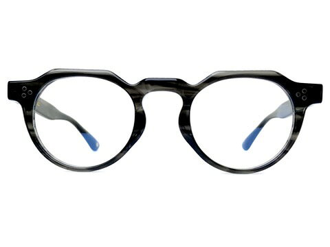 ブランド【シーサン Seesun】についてSEESUN（シーサン）は、タイ・バンコクを代表するヴィンテージアイウェアショップ「SAME OLD DAYS」から生まれたアイウェアブランドです。長年にわたり世界中のヴィンテージフレームを見続けてきた経験をもとに、「眼鏡は視力を補うためだけの道具ではなく、その人らしさを表現するファッションの一部である」という考えから誕生しました。ブランドコンセプトは “See Through Seesun”。クラシックなアイウェアが持つ美しさや普遍的な魅力を大切にしながらも、より軽やかに、より現代のライフスタイルに寄り添うデザインを追求しています。1950年代をはじめとするヴィンテージアイウェアのエッセンスを取り入れつつ、現代的なサイズ感と洗練されたバランスに仕上げられているのが特徴です。フレームには高品質なセルロースアセテートを採用し、軽量で快適な掛け心地と優れた耐久性を実現。シンプルでありながらどこか印象に残るデザインは、日常使いからビジネスシーンまで自然に溶け込みます。個性は欲しい。でも主張しすぎる眼鏡は掛けたくない。そんな方にこそおすすめしたいブランドです。ヴィンテージへの深い敬意を持つSAME OLD DAYSだからこそ生み出せる、クラシックとモダンの絶妙な融合。SEESUNは、タイらしい自由な感性と洗練されたデザインが共存する、新しいスタンダードを提案するアイウェアブランドです。商品説明SEESUNは、タイ・バンコクのヴィンテージアイウェアショップ「SAME OLD DAYS」から派生したブランドです。世界各国のヴィンテージフレームを長年見続けてきた経験を背景に、「眼鏡をファッションとして楽しむ」という視点から、現代のライフスタイルに寄り添うアイウェアを提案しています。ブランドコンセプトは **"See Through Seesun"**。クラシックの普遍的な美しさを大切にしながら、現代の感性に合わせて軽やかで洗練されたバランスへと再構築。1950年代のヴィンテージフレームから着想を得つつも、サイズ感や掛け心地は現代的にアップデートされています。素材には高品質なセルロースアセテートを採用し、軽量でありながら十分な強度を備え、日常使いからビジネスシーンまで自然に馴染む一本へと仕上げられています。このモデルは、クラウンパントシェイプを採用した一本です。クラウンパントは、フランスで生まれたクラシックなデザインで、丸みのあるボストンシェイプの上部をまっすぐにカットした王冠（クラウン）のようなフォルムが特徴。柔らかさと知的な印象を併せ持ち、ヴィンテージアイウェアを代表するデザインとして長年愛され続けています。SEESUNでは、そのクラシカルな魅力を大切に残しながらも、リムの厚みや天地幅、全体のプロポーションを現代的にブラッシュアップ。掛けた瞬間に顔なじみが良く、性別やスタイルを問わず自然に取り入れられる絶妙なバランスに仕上げられています。主張しすぎることなく、それでいて確かな個性を感じさせる一本。クラシックとモダンの間を軽やかに行き来する、SEESUNならではの感性が息づくアイウェアです。参考定価：レンズ横幅：45mm状態：N 表記についてレンズ縦幅：40mmカラー：ブラックレンズ間鼻幅：24mmフレーム材質：セル（アセテート）フレーム正面全体幅：137mmフレーム種類：ボストンフレーム耳かけ部分：145mmフレーム重量：レンズ装着時 29g付属レンズ：純正レンズ・ディスプレイレンズレンズカーブ：2付属ケース：当店オリジナルケース※お値段はフレームのみのお値段になります。特にレンズのご注文が無い限り、付属レンズ欄に表記させていただいてますレンズでお送りさせていただきます。付属レンズに「度なしのカラーレンズ」「度なしのクリアレンズ」と表記されているものはそのままお使いいただけます。「デモレンズ（展示用レンズ）」は刻印などがあり、そのままでは使用できません。仮に刻印などが入っていなくとも、まったくコーティングなど入っていない、あくまで展示用のレンズですので、新たにレンズを作成されることをお勧めいたします。「レンズ無し」「度入りのクリアレンズ」「度入りのカラーレンズ」と書いてあるものは、当店もしくは、お近くのメガネ屋さんで、ご自身にあったお度数でレンズを作成ください。「度入りのクリアレンズ」「度入りのカラーレンズ」は前のオーナーの方のお度数ですので、必ずご自身にあったお度数でレンズを作成ください。※カラー名の表記は一般的な名称のカラー名になります。メーカー表記のカラー名が分かる場合は、メーカー表記のカラー名を表記しております。※撮影と照明の関係でメガネが汚れて見えることがございますが、しっかりとメンテナンス（修理、加工、超音波洗浄、バフ研磨）済みです。鼻パッドは消耗品ですので、特殊なモデルを除き、交換できるものは新品に交換しております（その際の鼻バッドは各ブランドのものではなく汎用品になります）。※お求め頂いたメガネはいつでも無料でフィッティング可能です。ネジ交換などアフターケアも行わせていただいておりますので、ご安心してご購入くださいませ。