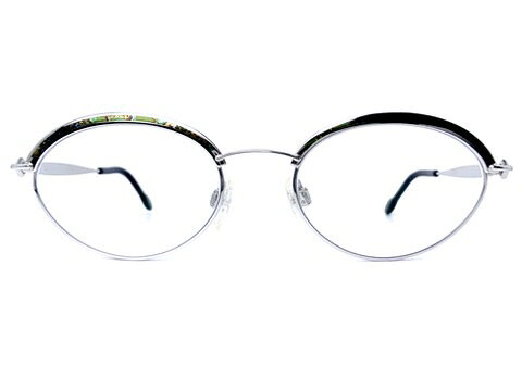 ブランド【メッツラー METZLER】についてMETZLER（メッツラー）は、ローデンストックやマルヴィッツと並び、かつての西ドイツを代表する老舗アイウェアブランドです。1830年にフランス・パリで創業し、1911年にドイツ・シュトゥットガルトへ拠点を移転。長い歴史のなかで、ヨーロッパの眼鏡づくりを支えてきました。機能性と耐久性を重視した、ドイツブランドらしい質実剛健なつくりが特徴です。肉厚で美しいアセテート生地や、12K金張りなどの上質な金属素材を用いたモデルも多く、重厚感のある佇まいと優れた構造美を備えています。1980年代には、世界的な光学機器メーカーであるカール・ツァイスとの協業モデルも展開。テンプルに「Metzler Germany」と「Zeiss West Germany」の刻印が入ったモデルは、現在でも希少なヴィンテージフレームとして高く評価されています。サーモントタイプをはじめ、ダブルブリッジのアビエイターやクラシックなスクエアシェイプなど、存在感のあるデザインもMETZLERの魅力です。元ドイツ首相のヘルムート・コールが愛用していたことでも知られ、近年ではブラッド・ピットがヴィンテージモデル「0256」を着用したことで、再び注目を集めました。現在、当時の西ドイツ製オリジナルモデルは生産を終了しており、1960年代から1980年代に製造されたデッドストックやヴィンテージ品を中心に流通しています。ドイツヴィンテージらしい堅牢なつくりと、現代のフレームにはない独特の存在感を楽しめるブランドです。商品説明mondi BY METZLERは、ドイツの精密なものづくりとファッションの感性が重なったヴィンテージラインです。Mod.2404は1990年代のモデルで、メタルならではの端正さをベースに、静かな華やかさを感じさせる一本です。シェイプはブローライン・オーバルで、上部に太さを持たせた輪郭が顔まわりにほどよい存在感を与えます。レンズに向かってすっきりと絞られるため、重たく見えすぎず、落ち着いた印象の中に軽やかさもあります。サイズは52-19、テンプル135mmで、比較的コンパクトに収まりやすい設計です。カラー658は、ゴールドを基調としたメタルカラーです。光を受けると稜線がやわらかく浮かび上がり、派手すぎない上品さを顔まわりに添えてくれます。ヴィンテージらしい空気感がありつつ、日常にも取り入れやすい色合いです。Metzlerらしい精密な仕立てと、mondiの持つファッション性が自然に同居しているのがこのモデルの魅力です。控えめなのに印象が残る、静かな個性を楽しめる一本です。参考定価：レンズ横幅：52mm状態：V 表記についてレンズ縦幅：35mmカラー：シルバーレンズ間鼻幅：19mmフレーム材質：メタルフレーム正面全体幅：138mmフレーム種類：オーバルフレーム耳かけ部分：135mmフレーム重量：レンズ装着時 21g付属レンズ：デモレンズ(使用のためのレンズでなく、交換を前提としたもの）レンズカーブ：3付属ケース：当店オリジナルケース状態追記年代物につき、金属パーツのくすみ変色や、歪み、目に見えない劣化はあるとお考え下さい。ヴィンテージ品ならではの味ととらえていただける方にとってはお勧めできる一本です。使っていただける状態ではあるお品物ですが、サイズ感や、かけ心地、状態など、是非とも店頭でご確認ください。※お値段はフレームのみのお値段になります。特にレンズのご注文が無い限り、付属レンズ欄に表記させていただいてますレンズでお送りさせていただきます。付属レンズに「度なしのカラーレンズ」「度なしのクリアレンズ」と表記されているものはそのままお使いいただけます。「デモレンズ（展示用レンズ）」は刻印などがあり、そのままでは使用できません。仮に刻印などが入っていなくとも、まったくコーティングなど入っていない、あくまで展示用のレンズですので、新たにレンズを作成されることをお勧めいたします。「レンズ無し」「度入りのクリアレンズ」「度入りのカラーレンズ」と書いてあるものは、当店もしくは、お近くのメガネ屋さんで、ご自身にあったお度数でレンズを作成ください。「度入りのクリアレンズ」「度入りのカラーレンズ」は前のオーナーの方のお度数ですので、必ずご自身にあったお度数でレンズを作成ください。※カラー名の表記は一般的な名称のカラー名になります。メーカー表記のカラー名が分かる場合は、メーカー表記のカラー名を表記しております。※撮影と照明の関係でメガネが汚れて見えることがございますが、しっかりとメンテナンス（修理、加工、超音波洗浄、バフ研磨）済みです。鼻パッドは消耗品ですので、特殊なモデルを除き、交換できるものは新品に交換しております（その際の鼻バッドは各ブランドのものではなく汎用品になります）。※お求め頂いたメガネはいつでも無料でフィッティング可能です。ネジ交換などアフターケアも行わせていただいておりますので、ご安心してご購入くださいませ。