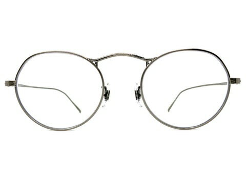 ブランド【オリバーピープルズ OLIVER PEOPLES　】についてオリバーピープルズ(OLIVER PEOPLES)は、1986年にアメリカ・ロサンゼルスでラリー・レイト、デニス・レイト兄弟とケニー・シュワルツによって創業された高級アイウェアブランド。ブランド名は、ヴィンテージメガネの受領書に記されていたサインから取られました。ヴィンテージのデザインを現代風にアレンジした独自の製品は、1980年代後半のトレンドとは一線を画し、繊細で自然な色彩が評価されています。商品説明OLIVER PEOPLESより、名作モデルM-4です。ヴィンテージスタイルを現代的に昇華した“Newヴィンテージ”を象徴する一本であり、ブランドの原点とも言える存在です。1987年の創業時、LAのアンティークディーラーから発掘された丸眼鏡がこのモデルの原型。まさにオリバーピープルズのアイデンティティを体現したデザインです。ブリッジやリムに施された繊細な彫金は、アンティークさながらの美しさと上品な高級感を演出します。本モデルは、日本の高い技術で復刻された“雅（MIYABI）”シリーズの一つ。ブランドの黄金期を支えた旧オプテックジャパン製（現EYEVAN）で、コレクターからも評価の高い希少な仕様です。また、映画『ハドソン・ホーク』にてBruce Willisが着用したことで世界的に知られるアイコンモデルに。無骨なスタイルとのコントラストが印象的で、時代を超えて愛され続けるタイムレスな一本です。参考定価：レンズ横幅：47mm状態：W 表記についてレンズ縦幅：41mmカラー：シルバーレンズ間鼻幅：20mmフレーム材質：メタルフレーム正面全体幅：127mmフレーム種類：ボストンフレーム耳かけ部分：142mmフレーム重量：レンズ装着時 18g付属レンズ：デモレンズ(使用のためのレンズでなく、交換を前提としたもの）レンズカーブ：3付属ケース：当店オリジナルケース状態追記テンプルの耳掛け部分（曲げ付近）に、波打つような調整痕が見受けられます。ご使用には問題ございませんが、構造上、完全に取り除くことはできない歪みとなります。なお、お客様に合わせたフィッティング調整は可能です。また、「MADE IN JAPAN」の印字が消えておりますので、あらかじめご了承ください。※お値段はフレームのみのお値段になります。特にレンズのご注文が無い限り、付属レンズ欄に表記させていただいてますレンズでお送りさせていただきます。付属レンズに「度なしのカラーレンズ」「度なしのクリアレンズ」と表記されているものはそのままお使いいただけます。「デモレンズ（展示用レンズ）」は刻印などがあり、そのままでは使用できません。仮に刻印などが入っていなくとも、まったくコーティングなど入っていない、あくまで展示用のレンズですので、新たにレンズを作成されることをお勧めいたします。「レンズ無し」「度入りのクリアレンズ」「度入りのカラーレンズ」と書いてあるものは、当店もしくは、お近くのメガネ屋さんで、ご自身にあったお度数でレンズを作成ください。「度入りのクリアレンズ」「度入りのカラーレンズ」は前のオーナーの方のお度数ですので、必ずご自身にあったお度数でレンズを作成ください。※カラー名の表記は一般的な名称のカラー名になります。メーカー表記のカラー名が分かる場合は、メーカー表記のカラー名を表記しております。※撮影と照明の関係でメガネが汚れて見えることがございますが、しっかりとメンテナンス（修理、加工、超音波洗浄、バフ研磨）済みです。鼻パッドは消耗品ですので、特殊なモデルを除き、交換できるものは新品に交換しております（その際の鼻バッドは各ブランドのものではなく汎用品になります）。※お求め頂いたメガネはいつでも無料でフィッティング可能です。ネジ交換などアフターケアも行わせていただいておりますので、ご安心してご購入くださいませ。