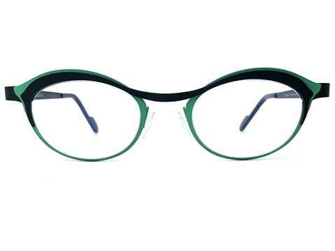 ブランド【アンバレンタイン ANNE et VALENTIN】についてフランス生まれのキュートなブランド「アン・バレンタイン」のデザイン・コンセプトは、掛ける人の個性・魅力を引き出すこと。デザイナーのアン女史は、独自にプラスチックのラミネーションを研究し続け、多くのブランドが生地メーカーの供給するプラスチック生地をそのまま使用する中で、アン夫人のセンスによって一色一色魅力的な生地が組み合わされ、一度見たら忘れられないようなコンビネーションの素敵なメガネを生み出します。商品説明ANNE ET VALENTIN（アン・バレンタイン）は、フランス南西部のトゥールーズから生まれたアイウェアブランドです。その出発点は、個性的でグラフィカルな眼鏡を求めていた眼鏡士のカップルが、自分たちや友人のために理想とするフレームを追求したことにあります。現在もトゥールーズにデザインスタジオを構え、「掛ける人を別人に見せるのではなく、その人自身の個性を引き立てる」という考えを大切にしています。ブランドのデザインを特徴づけているのが、線と色への明確なこだわりです。単体の眼鏡として完成させるだけでなく、実際に顔に掛けたときにフレームのラインや色彩がどのように作用するかまで考えながら設計されています。また、フランス製を継続的なものづくりの方針として掲げ、20年以上にわたりジュラ地方の同じ工場と協働。一部のチタンモデルについては日本で製造しています。WINONAの最大の特徴は、異なるカラーのチタンシートを重ね合わせて構成した立体的なフロント。正面から見ると細身ですっきりとしていますが、リムを横から見ると複数の層が重なった構造が現れ、見る方向によって色と輪郭の印象が変化します。ANNE ET VALENTINが得意とする、構造そのものをデザインとして見せる手法がよく表れたモデルです。レンズシェイプは、オーバルを基調としながら目尻側をわずかに持ち上げたフォックス調。直線的に角を立てるのではなく、滑らかな曲線によって目元を引き締めるため、個性的な造形でありながら表情が強くなりすぎません。細いチタンのラインとレンズシェイプが一体となり、掛けた際に目元へ自然なアクセントを加えます。今回ご紹介するA141は、ダークグリーンとグリーンを組み合わせたカラーです。同系色でまとめながら濃淡を付けているため、遠目には落ち着いたグリーンのフレームとして見え、近くでは重ねられたチタンシートそれぞれの色が現れます。鮮やかな多色使いとは異なり、WINONAの立体構造を色の差によってさりげなく際立たせた配色です。サイズはレンズ幅46mm。小ぶりなレンズと細身のメタルラインによってフロントのボリュームを抑えつつ、横幅は約139mmを確保しています。左右独立したノーズパッドを備えているため、鼻幅や高さに合わせて眼鏡店でフィッティングを行うことも可能です。薄いチタンシートを重ねた独特の構造、柔らかく持ち上がるフォックスシェイプ、そして濃淡のグリーンを組み合わせたA141。WINONAは、奇抜さだけに頼ることなく、線、色、構造によって掛ける人の表情を引き立てるANNE ET VALENTINらしさがよく表れた一本です。参考定価：56,100円レンズ横幅：46mm状態：A 表記についてレンズ縦幅：33mmカラー：グリーンレンズ間鼻幅：20mmフレーム材質：チタンフレーム正面全体幅：139mmフレーム種類：フォックスフレーム耳かけ部分：136mmフレーム重量：レンズ装着時 21g付属レンズ：デモレンズ(使用のためのレンズでなく、交換を前提としたもの）レンズカーブ：3付属ケース：当店オリジナルケース※お値段はフレームのみのお値段になります。特にレンズのご注文が無い限り、付属レンズ欄に表記させていただいてますレンズでお送りさせていただきます。付属レンズに「度なしのカラーレンズ」「度なしのクリアレンズ」と表記されているものはそのままお使いいただけます。「デモレンズ（展示用レンズ）」は刻印などがあり、そのままでは使用できません。仮に刻印などが入っていなくとも、まったくコーティングなど入っていない、あくまで展示用のレンズですので、新たにレンズを作成されることをお勧めいたします。「レンズ無し」「度入りのクリアレンズ」「度入りのカラーレンズ」と書いてあるものは、当店もしくは、お近くのメガネ屋さんで、ご自身にあったお度数でレンズを作成ください。「度入りのクリアレンズ」「度入りのカラーレンズ」は前のオーナーの方のお度数ですので、必ずご自身にあったお度数でレンズを作成ください。※カラー名の表記は一般的な名称のカラー名になります。メーカー表記のカラー名が分かる場合は、メーカー表記のカラー名を表記しております。※撮影と照明の関係でメガネが汚れて見えることがございますが、しっかりとメンテナンス（修理、加工、超音波洗浄、バフ研磨）済みです。鼻パッドは消耗品ですので、特殊なモデルを除き、交換できるものは新品に交換しております（その際の鼻バッドは各ブランドのものではなく汎用品になります）。※お求め頂いたメガネはいつでも無料でフィッティング可能です。ネジ交換などアフターケアも行わせていただいておりますので、ご安心してご購入くださいませ。