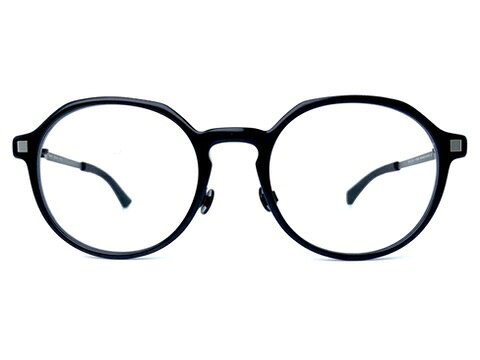 ブランド【マイキータ MYKITA】についてマイキータは、2005年春夏コレクションよりスタートしたアイウエアブランド。デザイナーは「ic!berlin」の創 始者でもあるフィリップ・ハフマンスと、工業デザイナー出身のハロルド・ゴットハリングのふたり。2007年には、世界的に権威あるデザイン賞の一つであ る「iF product design award 2007」を受賞し、スタイリッシュでクオリティーの高いアイウエアーを提供し、世界で最もイノヴェイティブなブランドの一つとして評価されています。商品説明BIKKIは、MYKITAらしい削ぎ落とした美しさがしっかり出ている一本です。パントシェイプのやわらかな輪郭に、ステンレスとアセテートの素材感が静かに重なり、見た目はミニマルなのに、ちゃんと印象が残ります。LITE ACETATEらしく、軽さと構造美のバランスがとてもきれいです。スクリューや接着剤を使わないつくりや、細身のテンプル、さりげなく見えるヒンジの処理など、細部まで「どう見せるか」ではなく「どう整えるか」に意識が向いています。そこが、このブランドならではの知的な魅力です。col.877は、ブラックとシルバーを基調にした落ち着いたカラーです。フロントの黒は深みがあり、テンプルのシルバーが全体を少し引き締めるので、単色よりも奥行きが出ます。光の当たり方で表情が変わるため、控えめでものっぺりしません。BIKKIは、装いに自然となじみながら、近くで見るほど作りの良さが伝わるモデルです。派手さではなく、構造と質感で魅せる一本として、日常使いにとても取り入れやすいフレームです。参考定価：84,370円レンズ横幅：47mm状態：W 表記についてレンズ縦幅：42mmカラー：ブラックレンズ間鼻幅：20mmフレーム材質：コンビネーションフレーム（メタル＆セル）フレーム正面全体幅：128mmフレーム種類：ボストンフレーム耳かけ部分：138mmフレーム重量：レンズ装着時 15g付属レンズ：デモレンズ(使用のためのレンズでなく、交換を前提としたもの）レンズカーブ：2付属ケース：当店オリジナルケース状態追記モダン（耳にかける部分）を交換しています。シリコン製のもので、汎用品のためオリジナルデザインとは異なる状態です。画像、動画でご確認ください。※お値段はフレームのみのお値段になります。特にレンズのご注文が無い限り、付属レンズ欄に表記させていただいてますレンズでお送りさせていただきます。付属レンズに「度なしのカラーレンズ」「度なしのクリアレンズ」と表記されているものはそのままお使いいただけます。「デモレンズ（展示用レンズ）」は刻印などがあり、そのままでは使用できません。仮に刻印などが入っていなくとも、まったくコーティングなど入っていない、あくまで展示用のレンズですので、新たにレンズを作成されることをお勧めいたします。「レンズ無し」「度入りのクリアレンズ」「度入りのカラーレンズ」と書いてあるものは、当店もしくは、お近くのメガネ屋さんで、ご自身にあったお度数でレンズを作成ください。「度入りのクリアレンズ」「度入りのカラーレンズ」は前のオーナーの方のお度数ですので、必ずご自身にあったお度数でレンズを作成ください。※カラー名の表記は一般的な名称のカラー名になります。メーカー表記のカラー名が分かる場合は、メーカー表記のカラー名を表記しております。※撮影と照明の関係でメガネが汚れて見えることがございますが、しっかりとメンテナンス（修理、加工、超音波洗浄、バフ研磨）済みです。鼻パッドは消耗品ですので、特殊なモデルを除き、交換できるものは新品に交換しております（その際の鼻バッドは各ブランドのものではなく汎用品になります）。※お求め頂いたメガネはいつでも無料でフィッティング可能です。ネジ交換などアフターケアも行わせていただいておりますので、ご安心してご購入くださいませ。