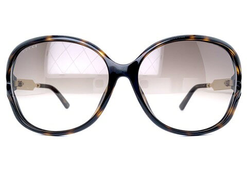 ブランド【グッチ GUCCI】について1921年創業のグッチは、卓越したデザインと高品質で世界的なラグジュアリーブランド。グッチのメガネも、イタリアの高級ブランドが誇る洗練されたアイウェアコレクション。フレームは耐久性に優れた上質な素材で作られ、快適な着用感を提供。クラシックからモダンまで幅広いデザインが揃い、上品なロゴやユニークな色使いが特徴です。商品説明GUCCI（グッチ）は、グッチオ・グッチ氏が1921年にイタリア・フィレンツェで創業したブランドです。ロンドンの高級ホテル「ザ・サヴォイ」で働いた際に目にした上質なラゲージから着想を得て、フィレンツェに工房と店舗を開設。トスカーナの職人技と英国的なエレガンスを背景に、レザーグッズからファッションへと世界観を広げてきました。GG0076SKは、ゆったりとしたレンズシェイプと、装飾を施した細身のメタルテンプルを組み合わせたサングラスです。丸みを帯びながら目尻側へ広がるバタフライ調の輪郭が、目元を華やかに見せます。大ぶりなフロントの存在感を、すっきりとしたサイドの構成によって整えたデザインです。フロントにはプラスチック素材を使用。レンズを囲むリムに適度な幅を持たせることで、ハバナ柄の表情を楽しめる作りになっています。なだらかな曲線を主体としたシェイプは、角の強いデザインに比べて柔らかな印象を与え、クラシカルな雰囲気と華やかさを併せ持っています。横顔のアクセントとなるのが、ゴールドカラーのメタルテンプルです。表面に施された繊細な装飾とインターロッキングGのモチーフが、GUCCIらしさを添えています。フロントの艶やかな質感に金属の輝きが加わり、見る方向によって異なる表情を楽しめます。サイズは62□15-130。レンズ幅62mm、ブリッジ幅15mm、テンプル長130mmという構成です。目元を広く覆う大きめのレンズが特徴で、サングラスを装いのポイントとして取り入れたい方に向いたサイズ感です。カラー003は、ハバナのフロントにゴールドカラーのテンプル、ブラウングラデーションレンズを合わせた配色です。ブラウンの濃淡が重なるべっ甲調の柄には透明感があり、光の当たり方によって生地の表情が変わります。上部から下部へ色が薄くなるレンズが、フロントのブラウンと調和し、大ぶりなシェイプを落ち着いた色調でまとめています。柔らかなフロントの曲線、ハバナ柄、繊細なメタルの装飾を組み合わせたGG0076SK 003。正面の存在感と横顔の細やかな意匠、その両方を楽しめる、上品な華やかさを備えたサングラスです。参考定価：57,200円レンズ横幅：62mm状態：A 表記についてレンズ縦幅：52mmカラー：ゴールドレンズ間鼻幅：15mmフレーム材質：コンビネーションフレーム（メタル＆セル）フレーム正面全体幅：147mmフレーム種類：サングラスフレーム耳かけ部分：130mmフレーム重量：レンズ装着時 36g付属レンズ：度なしのカラーレンズレンズカーブ：5付属ケース：当店オリジナルケース付属追記度なしのカラーレンズが入っていますので、そのままサングラスとしてお使いいただけます。※お値段はフレームのみのお値段になります。特にレンズのご注文が無い限り、付属レンズ欄に表記させていただいてますレンズでお送りさせていただきます。付属レンズに「度なしのカラーレンズ」「度なしのクリアレンズ」と表記されているものはそのままお使いいただけます。「デモレンズ（展示用レンズ）」は刻印などがあり、そのままでは使用できません。仮に刻印などが入っていなくとも、まったくコーティングなど入っていない、あくまで展示用のレンズですので、新たにレンズを作成されることをお勧めいたします。「レンズ無し」「度入りのクリアレンズ」「度入りのカラーレンズ」と書いてあるものは、当店もしくは、お近くのメガネ屋さんで、ご自身にあったお度数でレンズを作成ください。「度入りのクリアレンズ」「度入りのカラーレンズ」は前のオーナーの方のお度数ですので、必ずご自身にあったお度数でレンズを作成ください。※カラー名の表記は一般的な名称のカラー名になります。メーカー表記のカラー名が分かる場合は、メーカー表記のカラー名を表記しております。※撮影と照明の関係でメガネが汚れて見えることがございますが、しっかりとメンテナンス（修理、加工、超音波洗浄、バフ研磨）済みです。鼻パッドは消耗品ですので、特殊なモデルを除き、交換できるものは新品に交換しております（その際の鼻バッドは各ブランドのものではなく汎用品になります）。※お求め頂いたメガネはいつでも無料でフィッティング可能です。ネジ交換などアフターケアも行わせていただいておりますので、ご安心してご購入くださいませ。