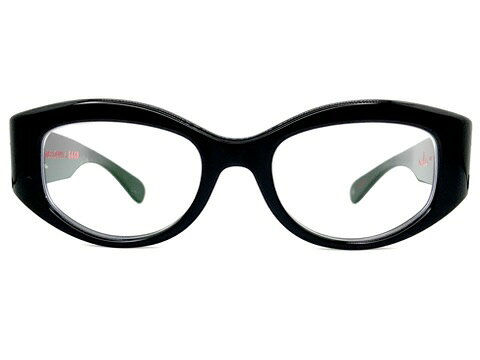ブランド【ギャレット・ライト・カリフォルニア・オプティカル GARRETT LEIGHT CALIFORNIA OPTICAL (GLCO)】についてOLIVER PEOPLESの創設者Larry Leight氏を父に持つ、Garrett Leight（ギャレット・ライト氏）によって、2011年ローンチされたアイウェアブランド。自身が経営するセレクトショップ、A.KINNEY COURTでは、ファッションや音楽など、様々なカルチャーをミックスさせたスタイルが人気を得るなど、カリフォルニアの自由な精神が、デザインに反映されています。商品説明ロサンゼルス発のアイウェアブランド Garrett Leight California Optical（GLCO）と、ジャズの象徴的存在である Miles Davis の名を冠したコラボレーションモデル「Miles BK」。1958年のニューポート・ジャズ・フェスティバルでマイルス本人が着用していたサングラスをベースに、現代的な解釈で再構築された一本です。クラシックなジャズの黄金期、その空気感をそのまま形にしたようなデザインは、単なる復刻ではなく、当時のムードや佇まいまでを含めて落とし込まれています。カリフォルニアブランドらしい軽やかさを持ちながらも、どこか静かで芯のある存在感が漂う仕上がりです。フレームはオーバル寄りのクラシックシェイプをベースに、厚みのあるアセテートで構成。フロントからテンプルへと滑らかに繋がるラインは、途切れのない一体感を生み出し、その流れの中に配置された大きめの鋲が、デザインのアクセントとして効いています。ボリュームのあるフレームながら、角を落とし丸みを持たせることで、力強さと柔らかさをバランスよく両立しています。BKカラーは艶のあるブラックにグレー系レンズを合わせた、最もクラシックで象徴的な組み合わせ。いわゆる“黒セル”の持つ普遍的な魅力に、ほんのりとした色気と余裕を感じさせる仕上がりです。掛けると主張が強すぎることなく、自然に顔に馴染みながらも、確かな存在感を残します。このモデルは、単なるファッションアイテムではなく、スタイルそのものを体現するような一本。ジャズの持つ静かな緊張感や余白、そして即興性を感じさせる佇まいは、日常の中でもさりげなく個性を引き出してくれます。時代を超えて受け継がれるスタイルを、現代の感覚で楽しめるコラボレーション。肩の力を抜きながらも、確かな芯を感じさせる一本です。参考定価：61,400円レンズ横幅：49mm状態：A＋ 表記についてレンズ縦幅：36mmカラー：ブラックレンズ間鼻幅：22mmフレーム材質：セル（アセテート）フレーム正面全体幅：143mmフレーム種類：多角形/変則型フレーム耳かけ部分：139mmフレーム重量：レンズ装着時 46g付属レンズ：デモレンズ(使用のためのレンズでなく、交換を前提としたもの）レンズカーブ：3付属ケース：当店オリジナルケース付属追記カラーレンズが付属いたします。そのレンズでの使用をご希望でしたら、当店にて入れ替えいたしますので、お申し付けください。※お値段はフレームのみのお値段になります。特にレンズのご注文が無い限り、付属レンズ欄に表記させていただいてますレンズでお送りさせていただきます。付属レンズに「度なしのカラーレンズ」「度なしのクリアレンズ」と表記されているものはそのままお使いいただけます。「デモレンズ（展示用レンズ）」は刻印などがあり、そのままでは使用できません。仮に刻印などが入っていなくとも、まったくコーティングなど入っていない、あくまで展示用のレンズですので、新たにレンズを作成されることをお勧めいたします。「レンズ無し」「度入りのクリアレンズ」「度入りのカラーレンズ」と書いてあるものは、当店もしくは、お近くのメガネ屋さんで、ご自身にあったお度数でレンズを作成ください。「度入りのクリアレンズ」「度入りのカラーレンズ」は前のオーナーの方のお度数ですので、必ずご自身にあったお度数でレンズを作成ください。※カラー名の表記は一般的な名称のカラー名になります。メーカー表記のカラー名が分かる場合は、メーカー表記のカラー名を表記しております。※撮影と照明の関係でメガネが汚れて見えることがございますが、しっかりとメンテナンス（修理、加工、超音波洗浄、バフ研磨）済みです。鼻パッドは消耗品ですので、特殊なモデルを除き、交換できるものは新品に交換しております（その際の鼻バッドは各ブランドのものではなく汎用品になります）。※お求め頂いたメガネはいつでも無料でフィッティング可能です。ネジ交換などアフターケアも行わせていただいておりますので、ご安心してご購入くださいませ。