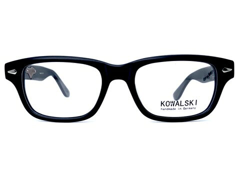 ブランド【コワルスキー・アイウェア Kowalski Eyewear】についてKowalski Eyewear（コワルスキー・アイウェア）は、ドイツを拠点に独創的なハンドメイドフレームを展開するアイウェアブランドです。最大の特徴は、新品のフレームに長年使い込まれたアンティーク品のような風合いを与える、独自の「ユーズド・ルック」。金属パーツを意図的に酸化させたうえで再びコーティングを施すなど、手間のかかる加工によって、深みのある色調や自然な経年変化を表現しています。クラシックなデザインを土台にしながらも、一般的なヴィンテージ調の眼鏡とは異なる、力強く個性的な佇まいが魅力です。木材をはじめとする特徴的な素材を取り入れたモデルも手がけ、工業製品というよりも、一本ずつ異なる表情を持つ作品のようなフレームを生み出しています。流行や知名度に左右されず、量産品にはない存在感やストーリーを求める眼鏡愛好家から支持されている、ドイツのアイウェアブランドです。商品説明KOWALSKI EYEWEAR（コワルスキー アイウェア）は、ドイツ南西部のヴァイル・デア・シュタットを拠点とするRK-DESIGNが展開していたアイウェアブランドです。このブランドの大きな特徴は、新品の眼鏡をあえて使い込まれたように仕上げる「USED LOOK」。フレームの表面にヤスリやサンドペーパー、金属ブラシなどを使った加工を施し、擦れやくすみ、艶の変化まで意図的に作り出しています。金属パーツにも酸化処理を加えるなど、長い年月を経た古い眼鏡を思わせる風合いを、最初からデザインとして取り入れているのです。そのためKOWALSKIのフレームには、一般的な眼鏡であれば傷や経年変化にも見える表情があります。今回のMod.KD/01にも、表面の擦れや色むら、艶の変化が見られますが、これらの多くはUSED LOOKによるもの。新品のような均一な仕上がりを目指すのではなく、一点一点に異なる表情を持たせること自体が、このブランドの面白さです。KOWALSKIでは、アセテートやメタルだけでなく、木材、革、キャンバス、デニム、コルクなどを取り入れたフレームも製作してきました。素材そのものの質感を生かしながら、そこへ使い込まれたような加工を重ねることで、一般的な眼鏡とは異なる独特の世界観を作り上げています。その背景にあるのが、祖父「Opa Kowalski」が長年愛用していた古い眼鏡への記憶です。何度も修理しながら使い続けられた一本の眼鏡。そこに残る傷や擦れを単なる劣化ではなく、使った人の時間が刻まれたものとして捉える考え方が、KOWALSKIのものづくりへとつながっています。きれいに磨き上げられた新品とは、まったく違う方向から眼鏡の魅力を考えたMod.KD/01。最初から刻まれたUSED LOOKの風合いに、実際に使う時間がさらに重なっていく。KOWALSKIならではの考え方と、ドイツらしい少し無骨な表情を楽しんでいただきたい一本です。参考定価：47,250円レンズ横幅：50mm状態：SD 表記についてレンズ縦幅：35mmカラー：ブラックレンズ間鼻幅：19mmフレーム材質：セル（アセテート）フレーム正面全体幅：139mmフレーム種類：ウェリントンフレーム耳かけ部分：146mmフレーム重量：レンズ装着時 35g付属レンズ：純正レンズ・ディスプレイレンズレンズカーブ：4付属ケース：当店オリジナルケース※お値段はフレームのみのお値段になります。特にレンズのご注文が無い限り、付属レンズ欄に表記させていただいてますレンズでお送りさせていただきます。付属レンズに「度なしのカラーレンズ」「度なしのクリアレンズ」と表記されているものはそのままお使いいただけます。「デモレンズ（展示用レンズ）」は刻印などがあり、そのままでは使用できません。仮に刻印などが入っていなくとも、まったくコーティングなど入っていない、あくまで展示用のレンズですので、新たにレンズを作成されることをお勧めいたします。「レンズ無し」「度入りのクリアレンズ」「度入りのカラーレンズ」と書いてあるものは、当店もしくは、お近くのメガネ屋さんで、ご自身にあったお度数でレンズを作成ください。「度入りのクリアレンズ」「度入りのカラーレンズ」は前のオーナーの方のお度数ですので、必ずご自身にあったお度数でレンズを作成ください。※カラー名の表記は一般的な名称のカラー名になります。メーカー表記のカラー名が分かる場合は、メーカー表記のカラー名を表記しております。※撮影と照明の関係でメガネが汚れて見えることがございますが、しっかりとメンテナンス（修理、加工、超音波洗浄、バフ研磨）済みです。鼻パッドは消耗品ですので、特殊なモデルを除き、交換できるものは新品に交換しております（その際の鼻バッドは各ブランドのものではなく汎用品になります）。※お求め頂いたメガネはいつでも無料でフィッティング可能です。ネジ交換などアフターケアも行わせていただいておりますので、ご安心してご購入くださいませ。