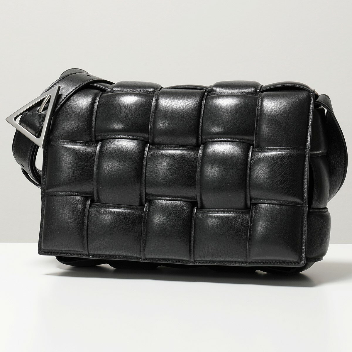 BOTTEGA VENETA ボッテガヴェネタ 591970 VCQR1 パデッド カセット レザー ショルダーバッグ クロスボディバッグ 8803/BLACK-SILVER 鞄 レディースのサムネイル