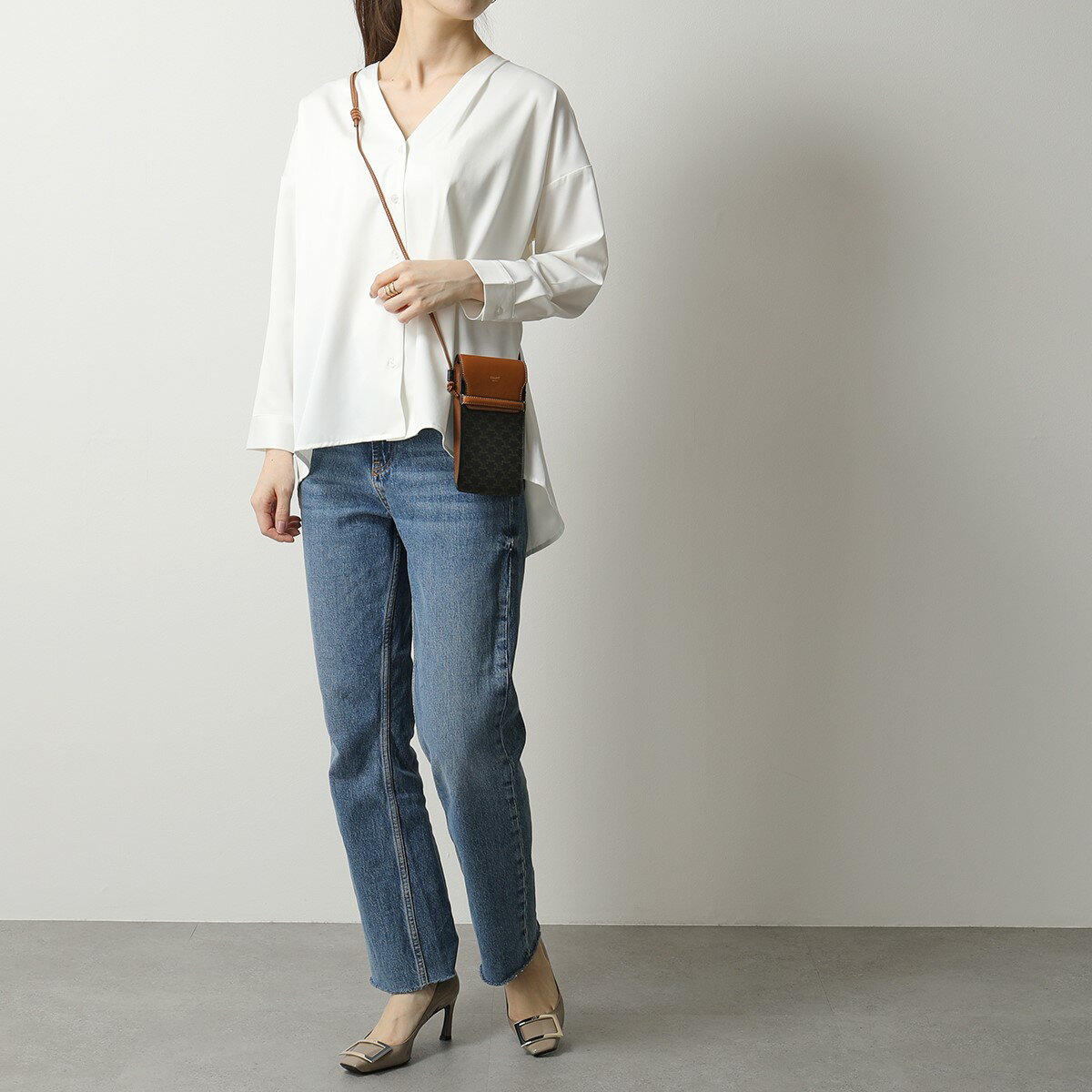 普段使いもしやすいシンプルなデザインはカジュアルなスタイルにもマッチ。仕上げにこのスマホポシェットを肩に掛ければ上品な大人カジュアルに仕上がります。