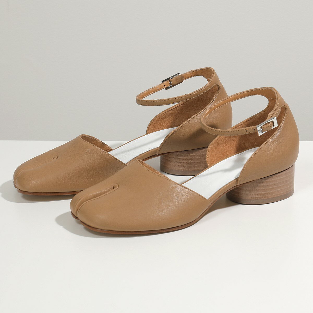 MAISON MARGIELA メゾンマルジェラ S58WZ0045 P3753 ヴィンテージレザー 足袋 タビ 3.5cmヒール ストラップ付 サンダル ミュール 靴 T4091 レディースのサムネイル