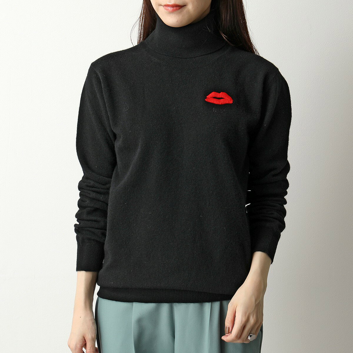N°21 ヌメロヴェントゥーノ A015 7156 カシミヤ混ウール タートルネック 長袖 ニット セーター ロゴ刺繍 9000 レディースのサムネイル