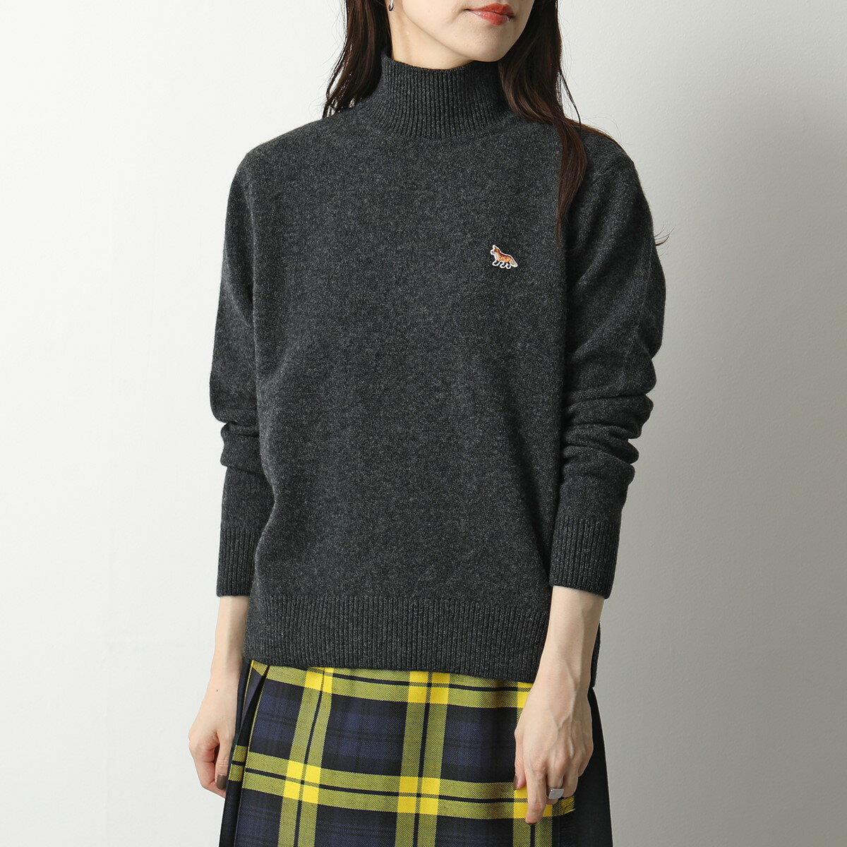 MAISON KITSUNE メゾンキツネ HW00504KT1006 BABY FOX PATCH BOXY TURTLENECK タートルネック ニット セーター ウール DARK-GREY-MELANGE レディースのサムネイル