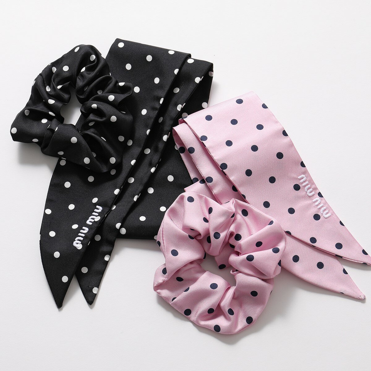 MIUMIU ミュウミュウ 5IF023 2DO7 カラー2色 ツイル シュシュ ドット ロゴ刺繍 ヘアーアクセサリー レディースのサムネイル