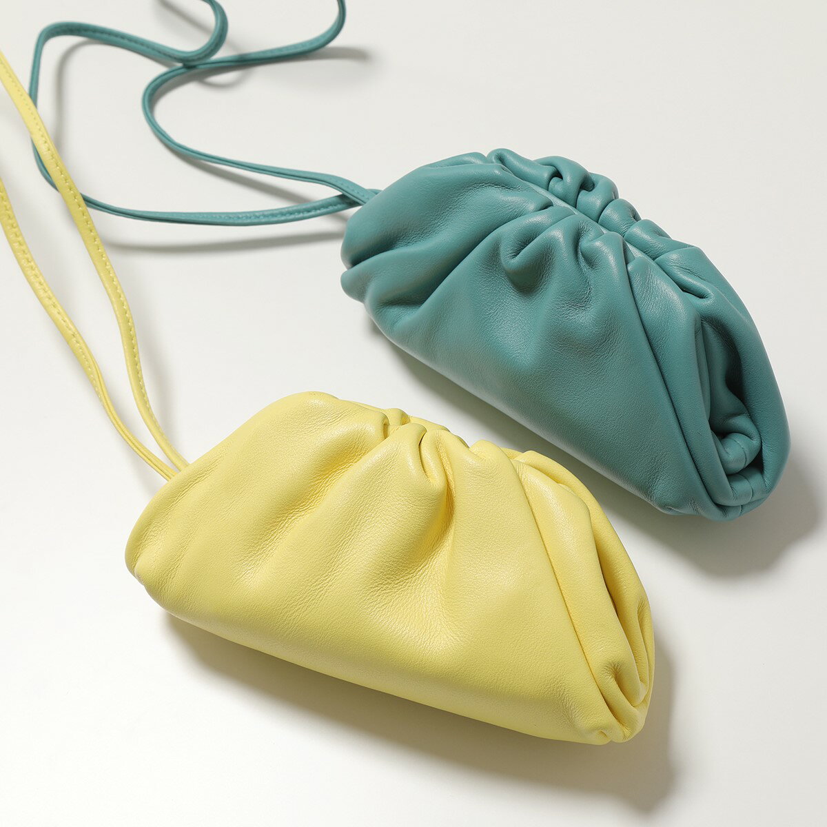 BOTTEGA VENETA ボッテガヴェネタ 577816 VCP40 カラー2色 レザー コインケース マイクロバッグ アクセサリーポーチ ネックポーチ ショルダーバッグ 鞄 レディースのサムネイル