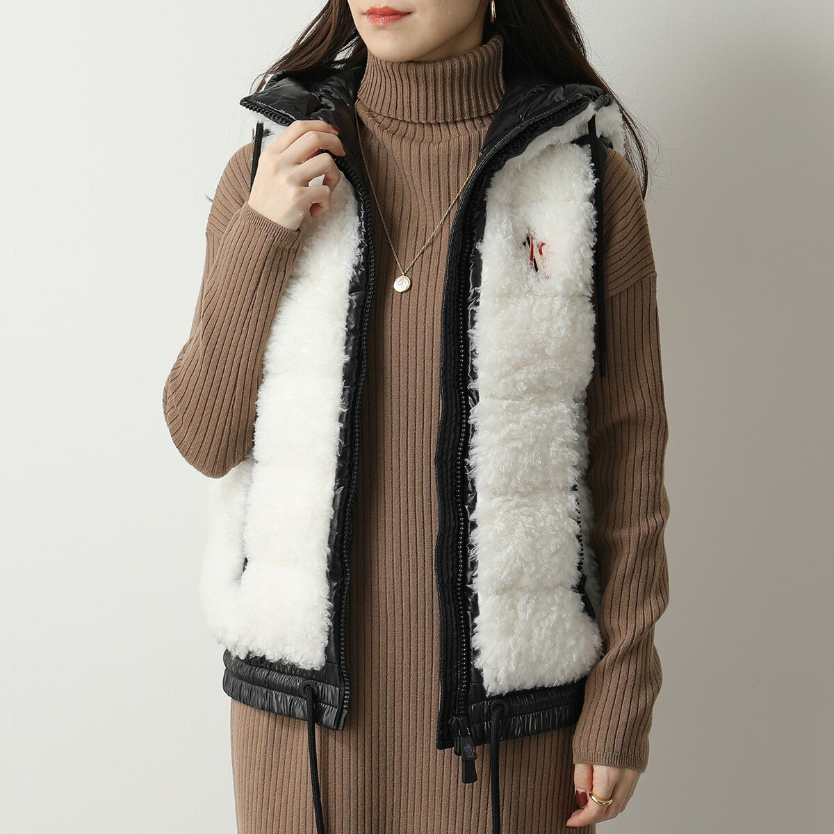 MONCLER GRENOBLE モンクレール グルノーブル ダウンベスト GILET 8N00002 899A9 レディース フード付き ジレ フェイクファー ボア アイコン刺繍パッチ 041のサムネイル