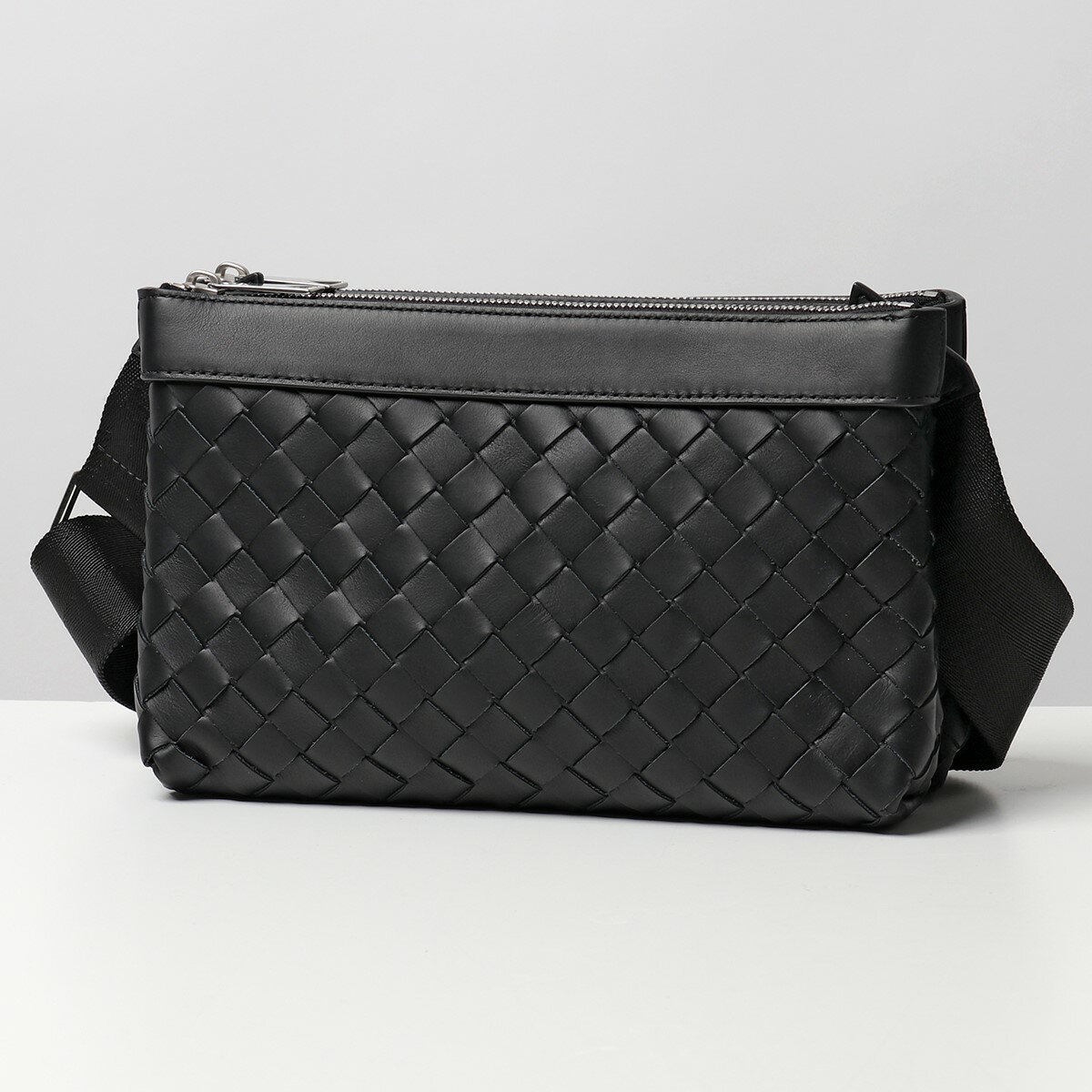 BOTTEGA VENETA ボッテガヴェネタ ショルダーバッグ クラシック イントレチャート 651938 V0E52 メンズ カーフレザー 鞄 8803/BLACK-SILVERのサムネイル