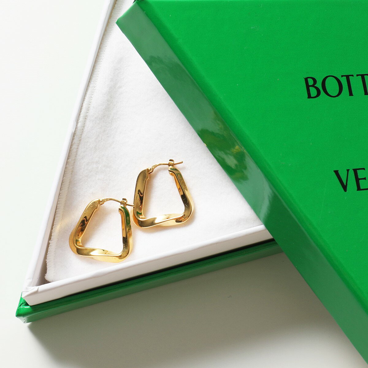 BOTTEGA VENETA ボッテガヴェネタ ピアス 608588 VAHU0 レディース エッセンシャル ツイスト トライアングル フープ アクセサリー 8120のサムネイル