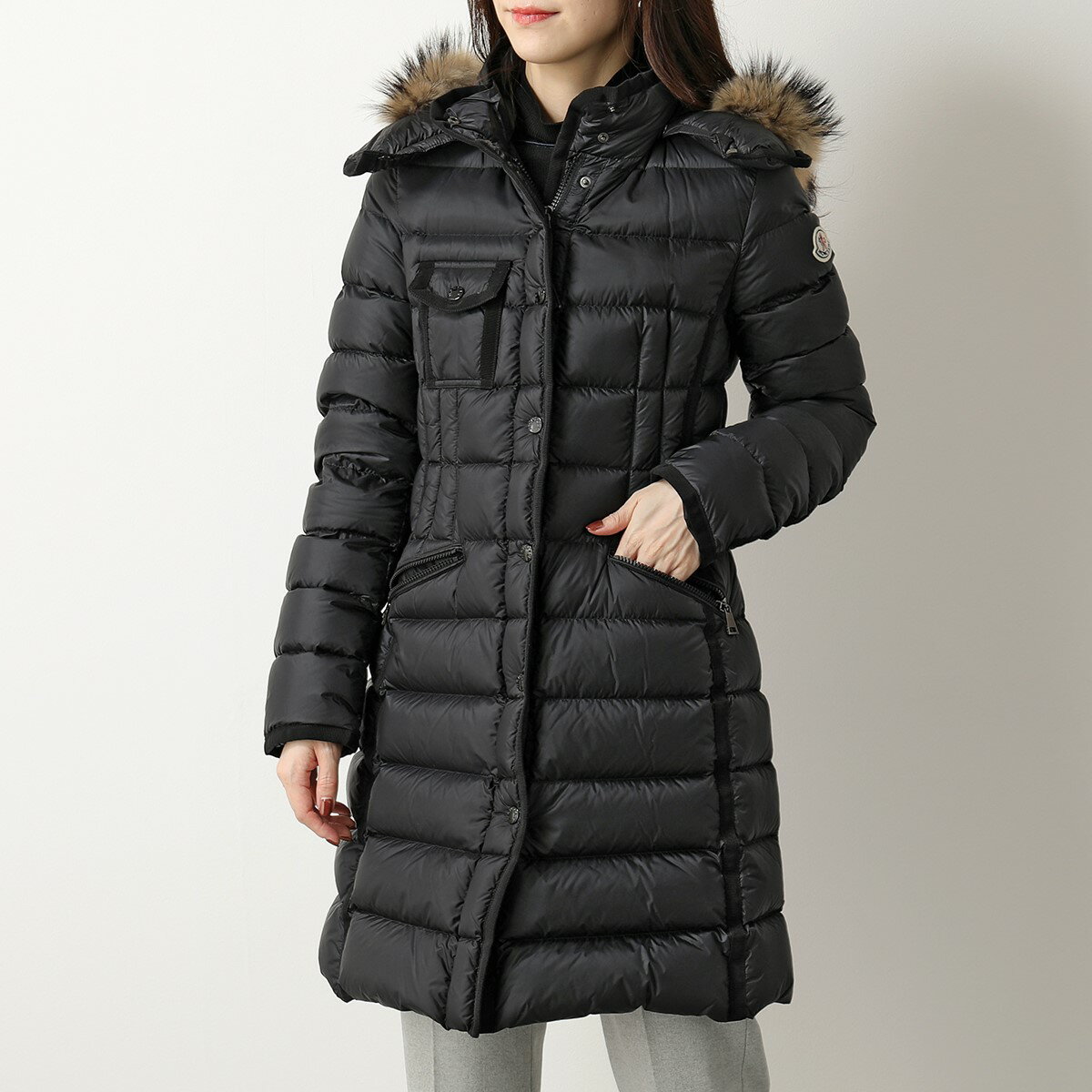 MONCLER モンクレール ダウンコート HERMIFUR エルミファー 4990015 53048 レディース ラクーンファー フード付き アイコンパッチ セミロング丈 999のサムネイル