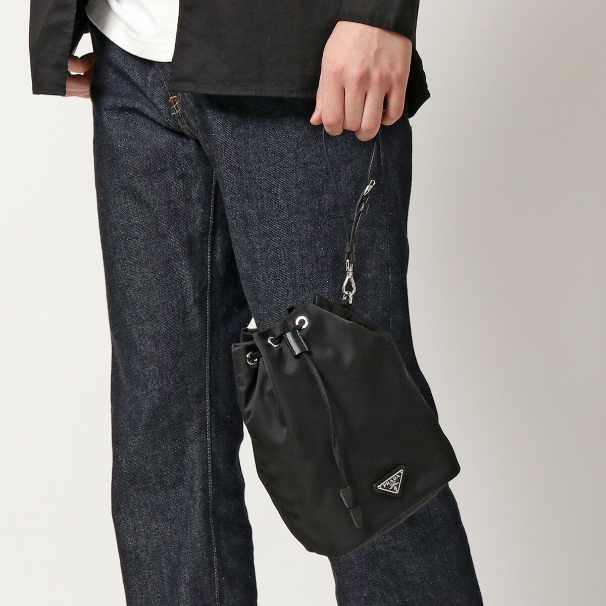 PRADA プラダ ポーチ 1NE369 R067 メンズ ReNylon リナイロン 巾着型 トライアングルロゴ リストレット付き 鞄 F0002/NEROのサムネイル