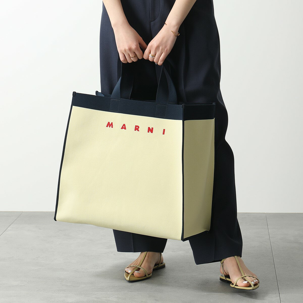 MARNI マルニ トートバッグ SHMP0073A0 P4547 レディース メンズ ジャガード ロゴ ショッピングバッグ ポーチ付き 鞄 ZO101のサムネイル