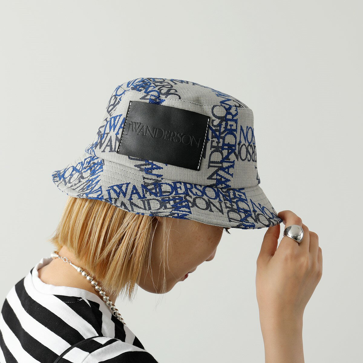 JW ANDERSON ジェイダブリューアンダーソン ハット AC0176 FA0136 レディース バケットハット レザーパッチ 総柄 ロゴ刺繍 帽子 613/BLACK-OFFWHITE-BLUEのサムネイル