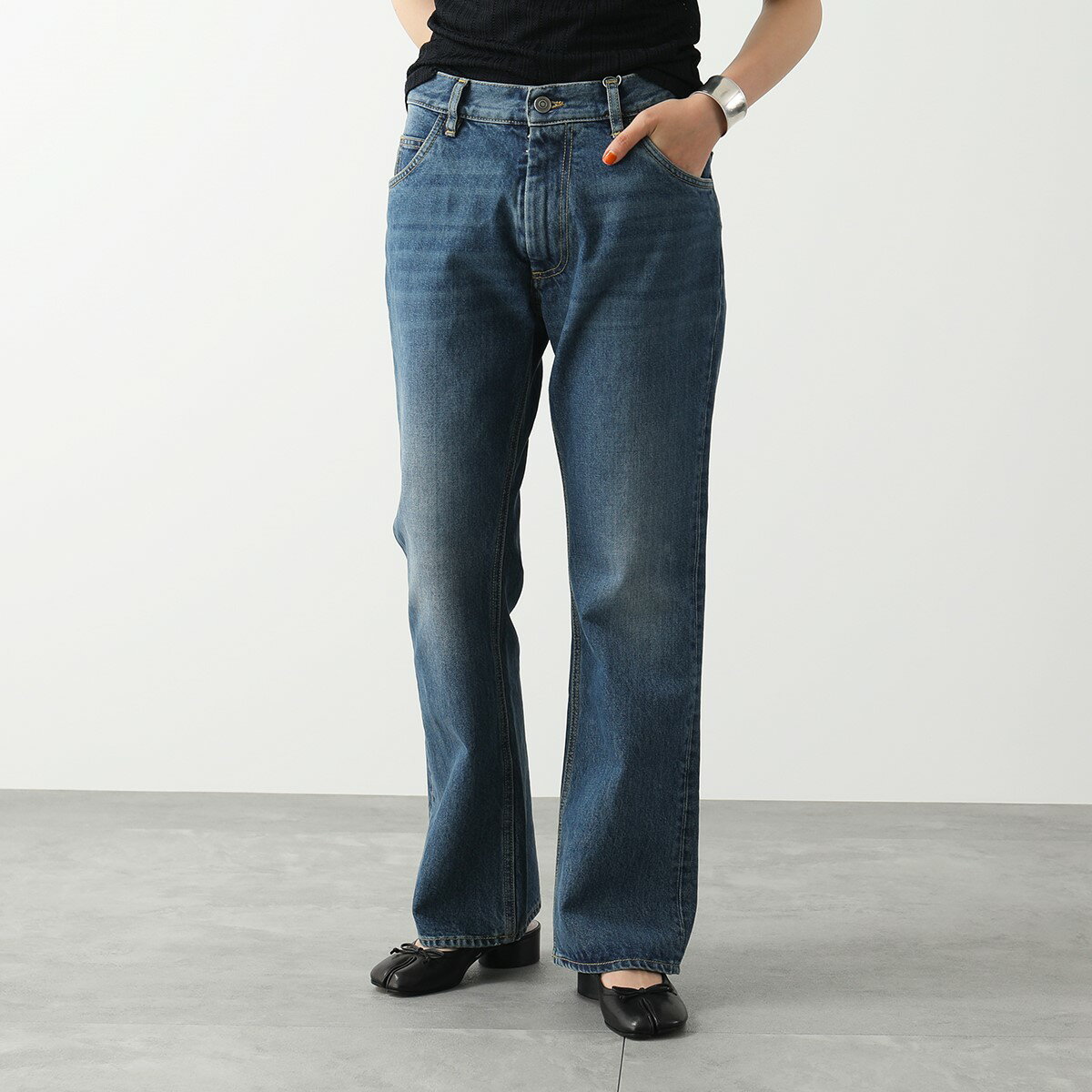 MAISON MARGIELA メゾンマルジェラ 5ポケットジーンズ S51LA0156 S30561 レディース デニム ウォッシュ加工 フレアパンツ ジップフライ ジーパン 982のサムネイル