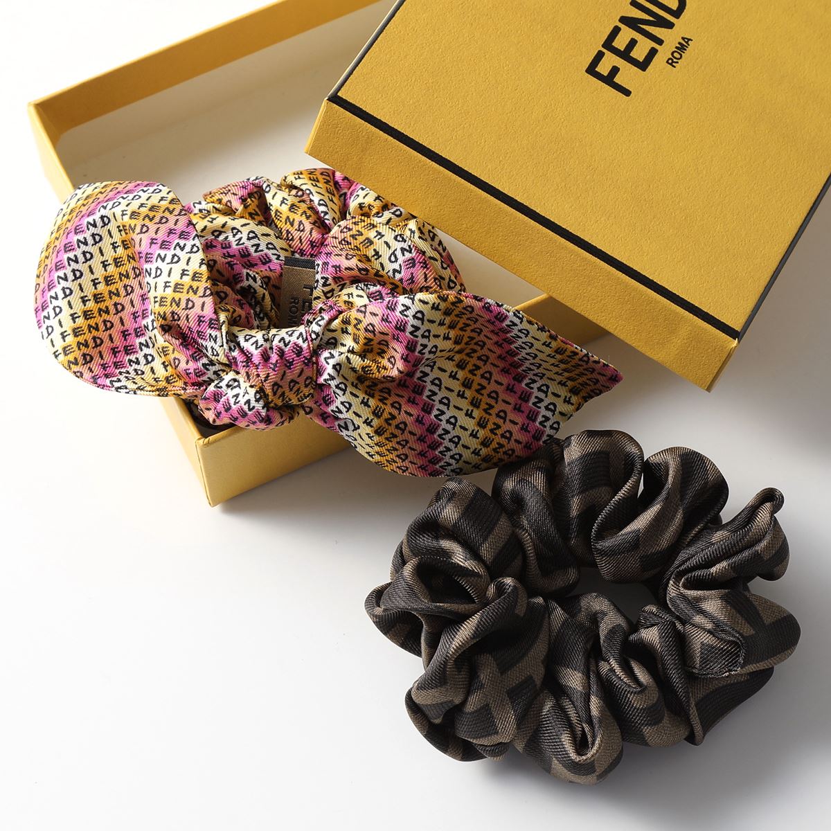 FENDI フェンディ シュシュ FXT268 AJWD レディース 【2点セット】 FFロゴ ズッカ柄 リボン シルク ヘアゴム ヘアバンド ヘアアクセサリー F1HP3/MULTICOLOR-GIALLOのサムネイル
