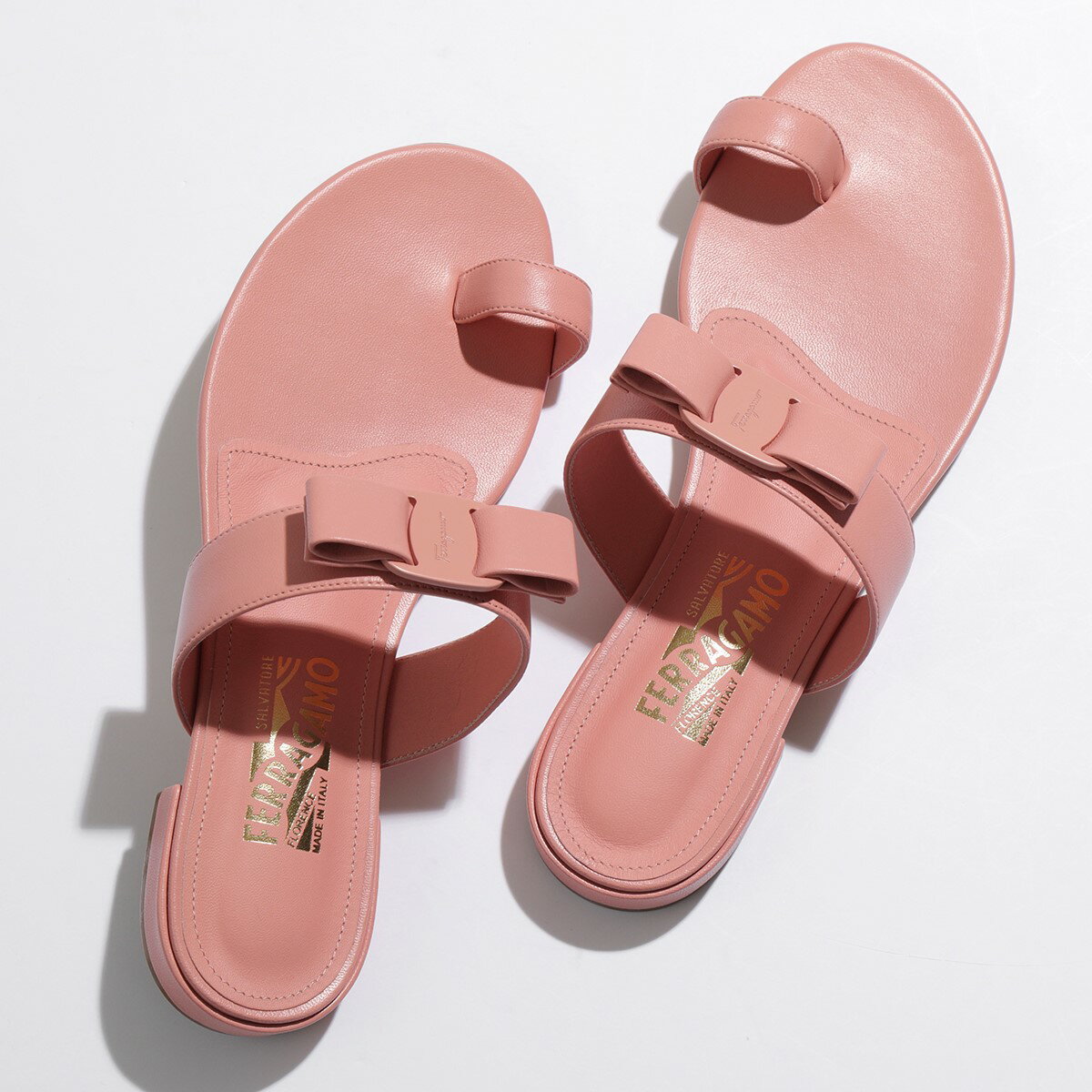 SALVATORE FERRAGAMO フェラガモ トングサンダル LOUISA 725933 レディース 親指リング フラット ヴィラリボン ワイズD 靴 DESERT-ROSEのサムネイル