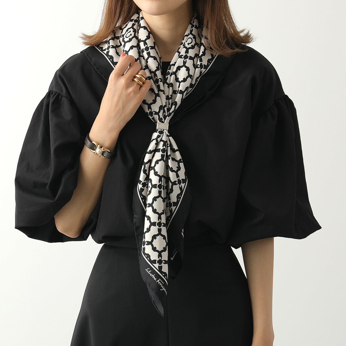 SALVATORE FERRAGAMO フェラガモ スカーフ 31 0054 レディース 90×90 シルク ガンチーニ モチーフ 幾何学柄 BONE/BLACKのサムネイル
